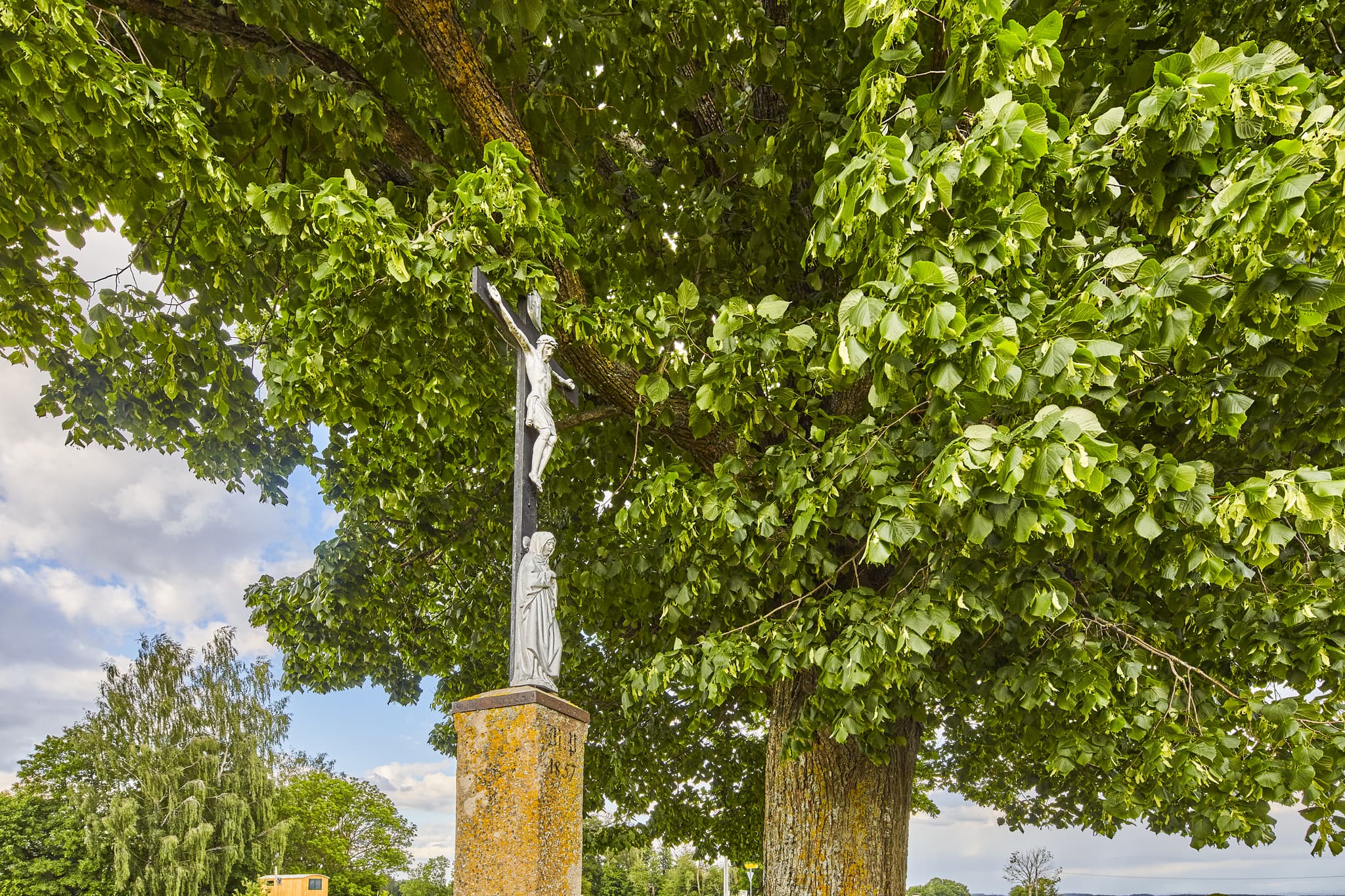 Wegkreuz am Wald Aussichtspunkt Kobeln in Garching, Altötting, Oberbayern, Deutschland. Ländliche Szene mit historischem Kreuz in der Region Inn-Salzach.