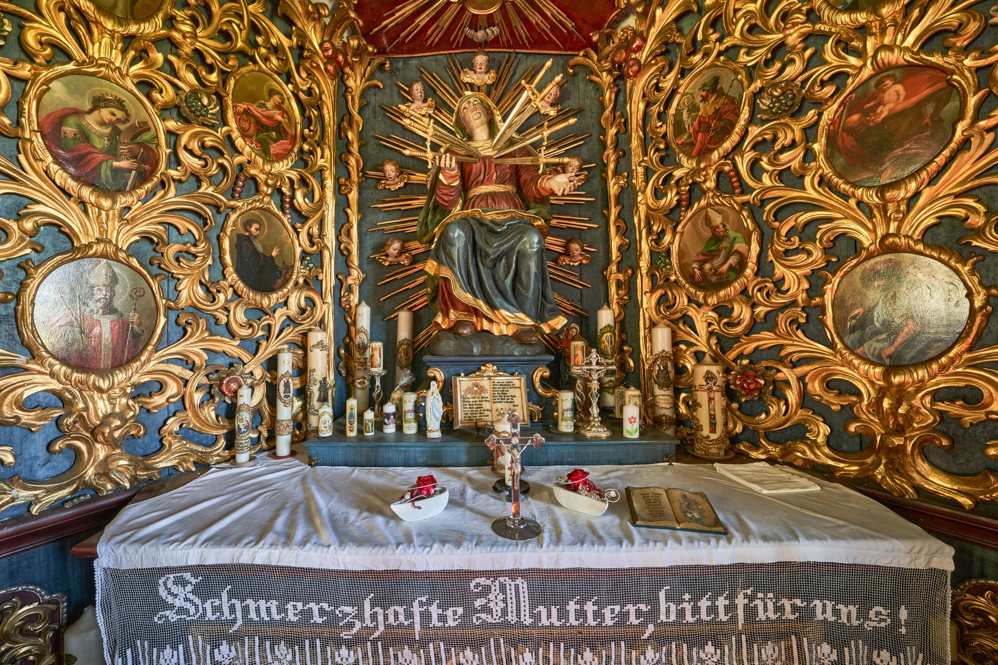 Kapelle Ecksberg Altmühldorf Kronwidl, Mühldorf am Inn, Oberbayern, Inn-Salzach. Barocker Altar, goldene Statuen, Kerzen, Altartuch mit Schriftzug.