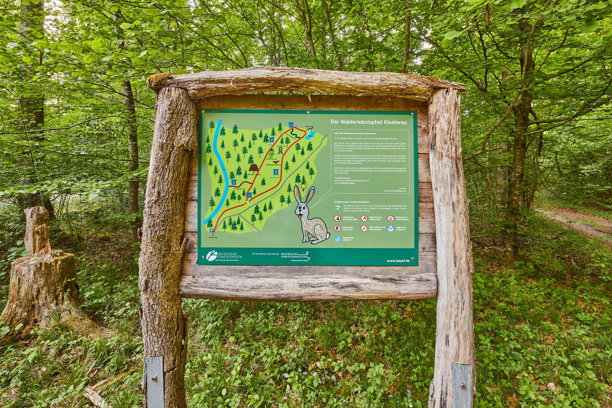 Informationstafel Walderlebnispfad Klosterau im Wald bei Mehring, Altötting, Oberbayern. Diese Naturlandschaft der Region Inn-Salzach, Deutschland.
