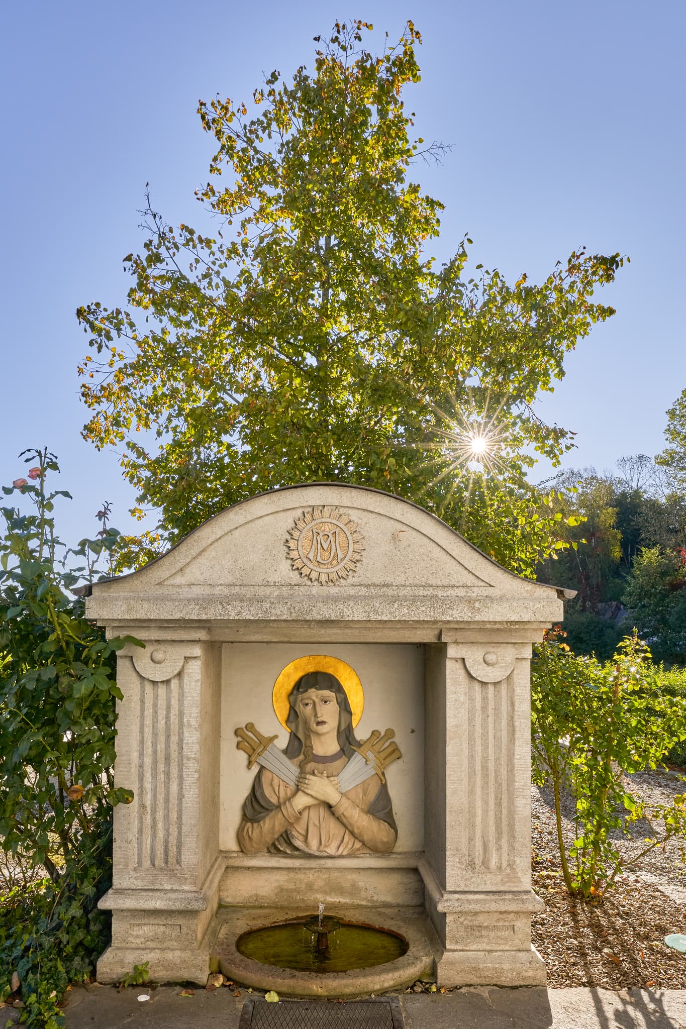 Kapelle Heilquelle Ecksberg Altmühldorf Kronwidl, Mühldorf. Mühldorf am Inn, Oberbayern, Inn-Salzach, Deutschland. Historische Brunnenanlage, Steinfigur, Grün.