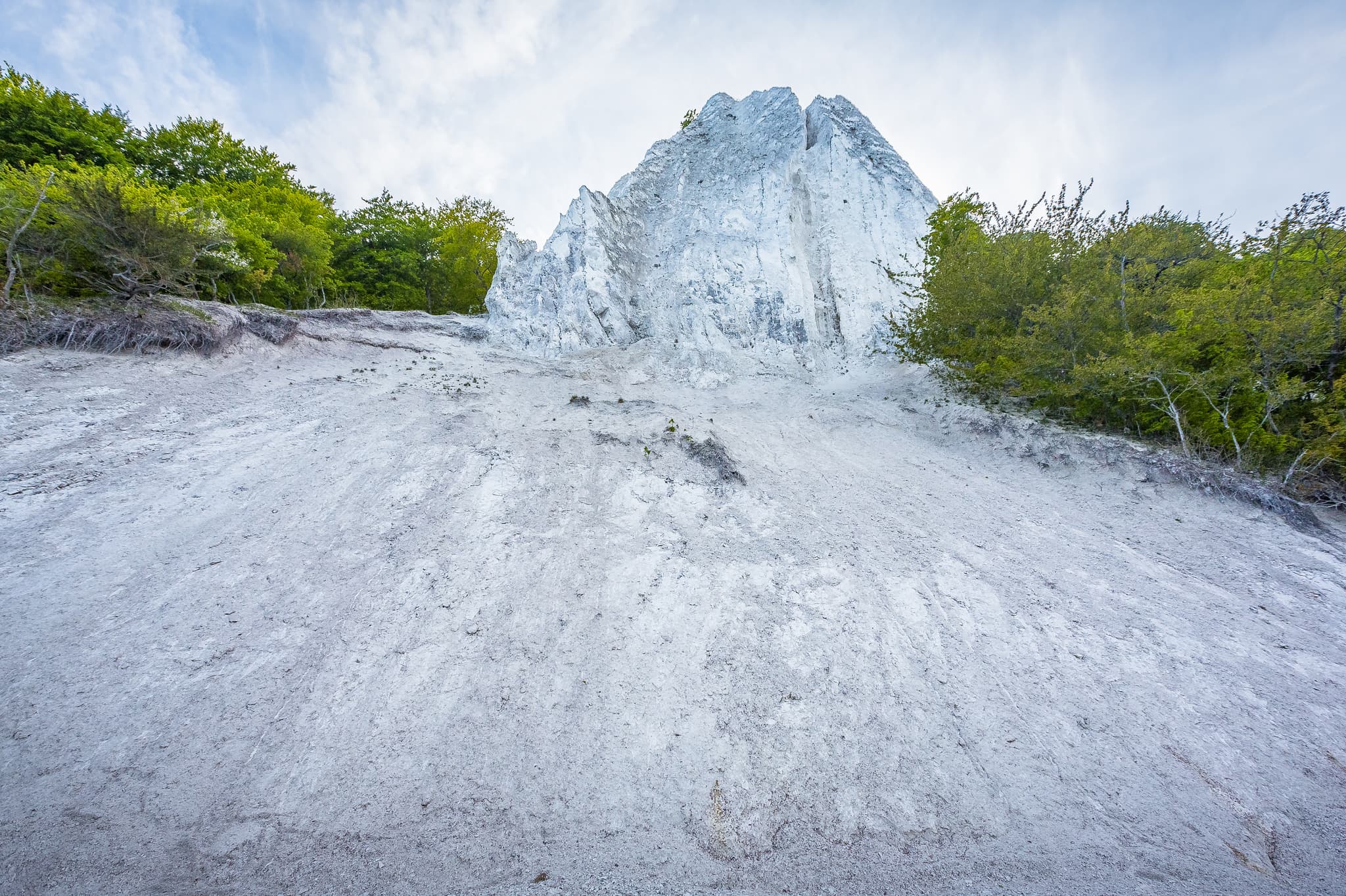 Kreidefelsen vom Königstuhl auf Rügen von unten. Die beeindruckende Naturformation im Landkreis Vorpommern-Rügen, Mecklenburg-Vorpommern, prägt die Ostseeküste.