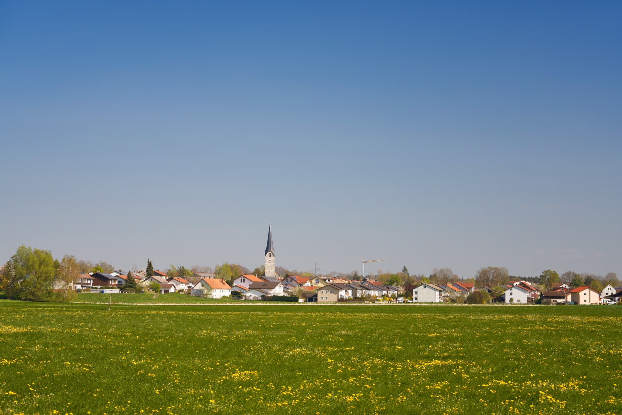 Blick auf Stammham, Landkreis Altötting, Oberbayern. Das Dorf mit Kirche, Häusern, umgeben von grünen Wiesen. Region Inn-Salzach, Deutschland.