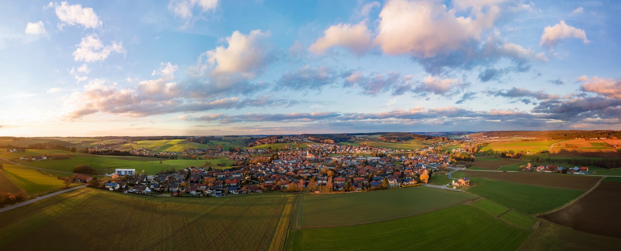 Luftaufnahme von Triftern, einer Gemeinde im Landkreis Rottal-Inn, Niederbayern, Region Holzland, Bäderdrieck, Bayern, Deutschland.