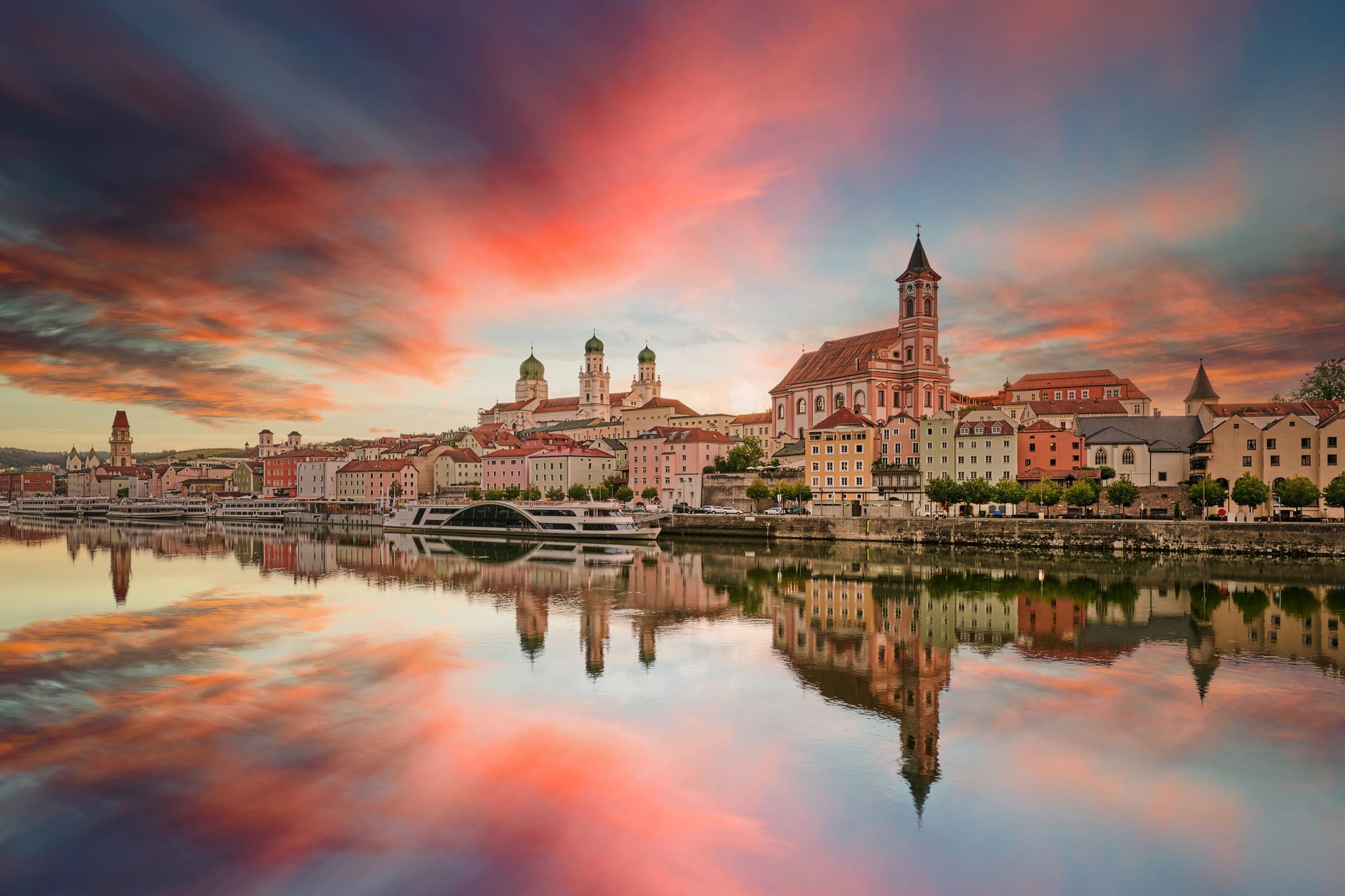 Stadtpanorama der Donau in Passau, Niederbayern, Deutschland. Die Donau-Wald Region prägt die Flusslandschaft mit historischen Gebäuden.