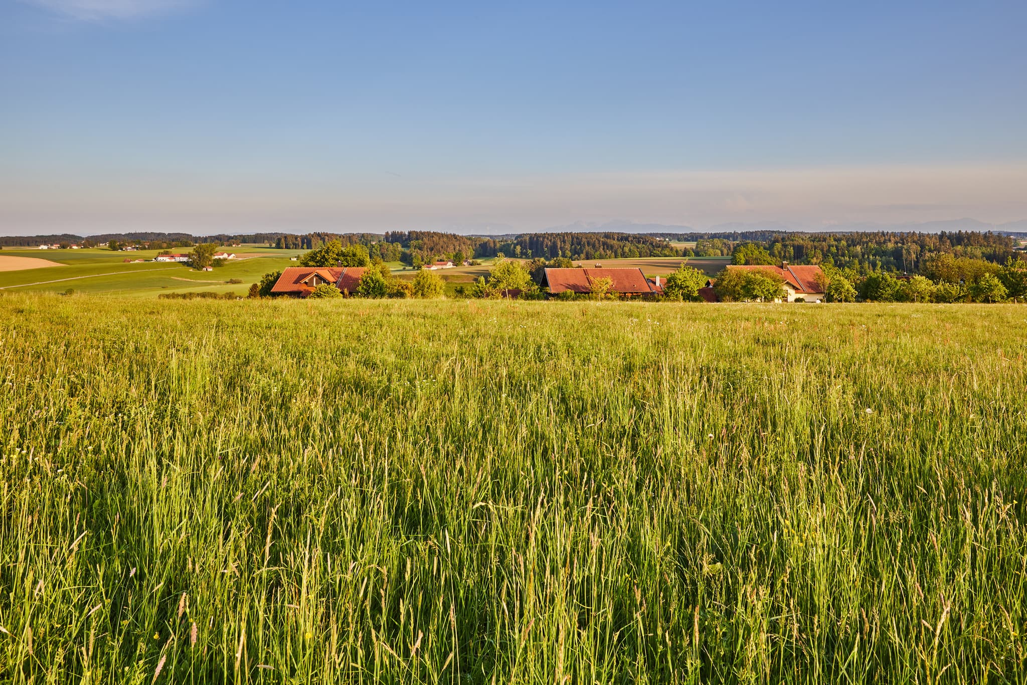 Weitläufige Panoramaaussicht von Itsching bei Halsbach, Landkreis Altötting, Oberbayern, Inn-Salzach Region, Deutschland.