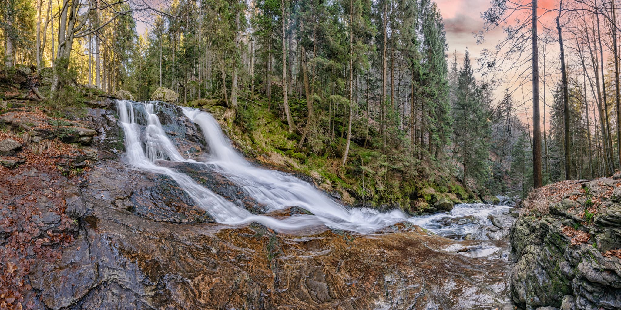 Die Rieslochfälle befinden sich bei Bodenmais im Landkreis Regen, Niederbayern, Deutschland. Riesbach Wasserfall inmitten der Natur tief im Wald gelegen.