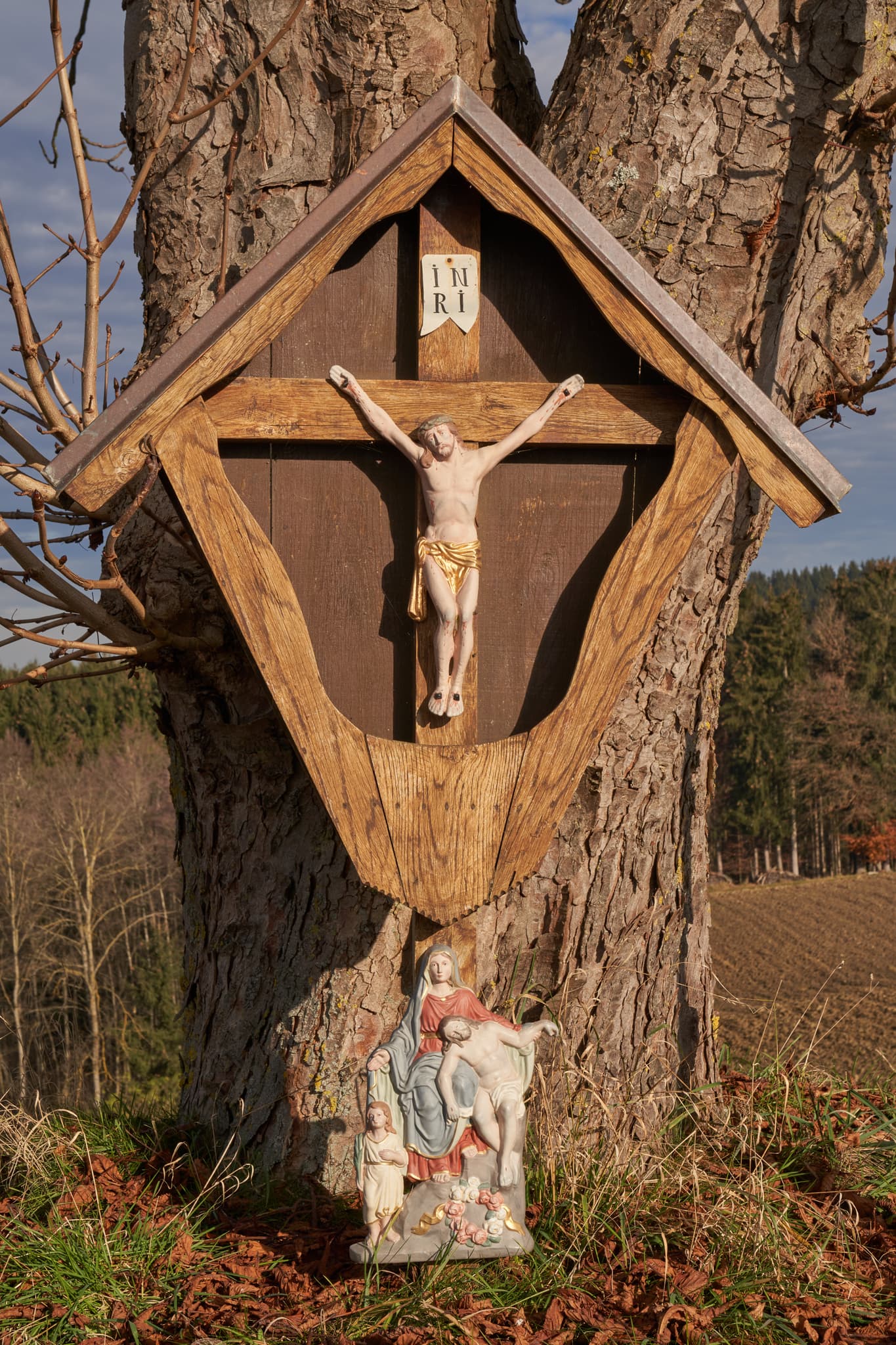 Wegkreuz mit Marienstatue in Aicher bei Birnbach, Perach, Landkreis Altötting, Oberbayern, Inn-Salzach, Deutschland. Religiöses Motiv in ländlicher Landschaft.