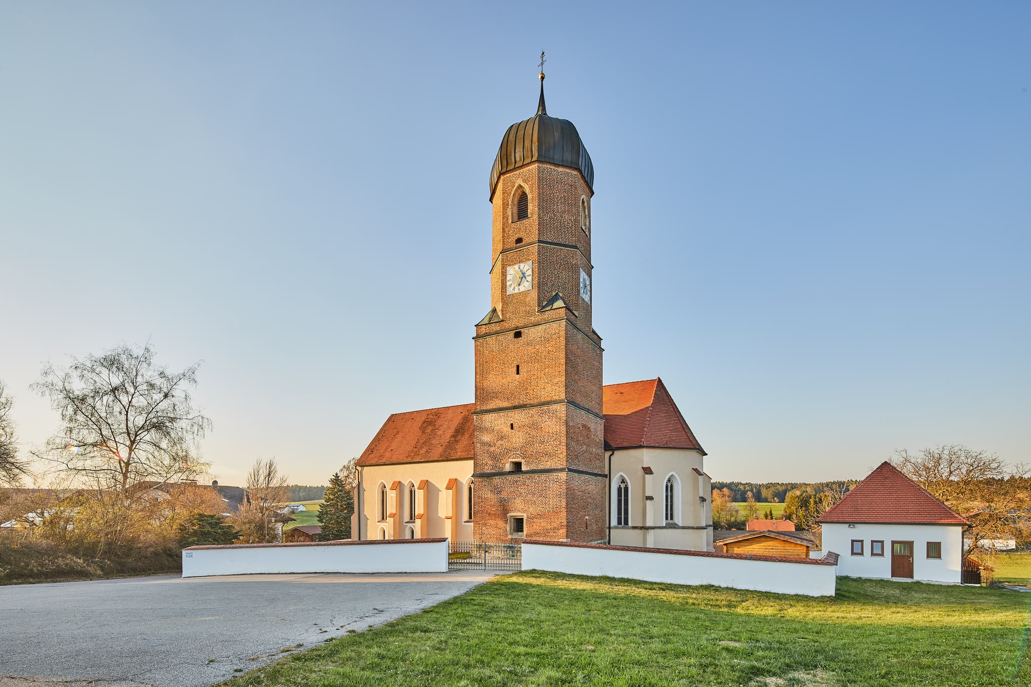 Kirche in Martinskirchen, Ortsteil Wurmannsquick, Landkreis Rottal-Inn, Niederbayern, Holzland, Deutschland. Die ländliche Umgebung prägt das Bild.