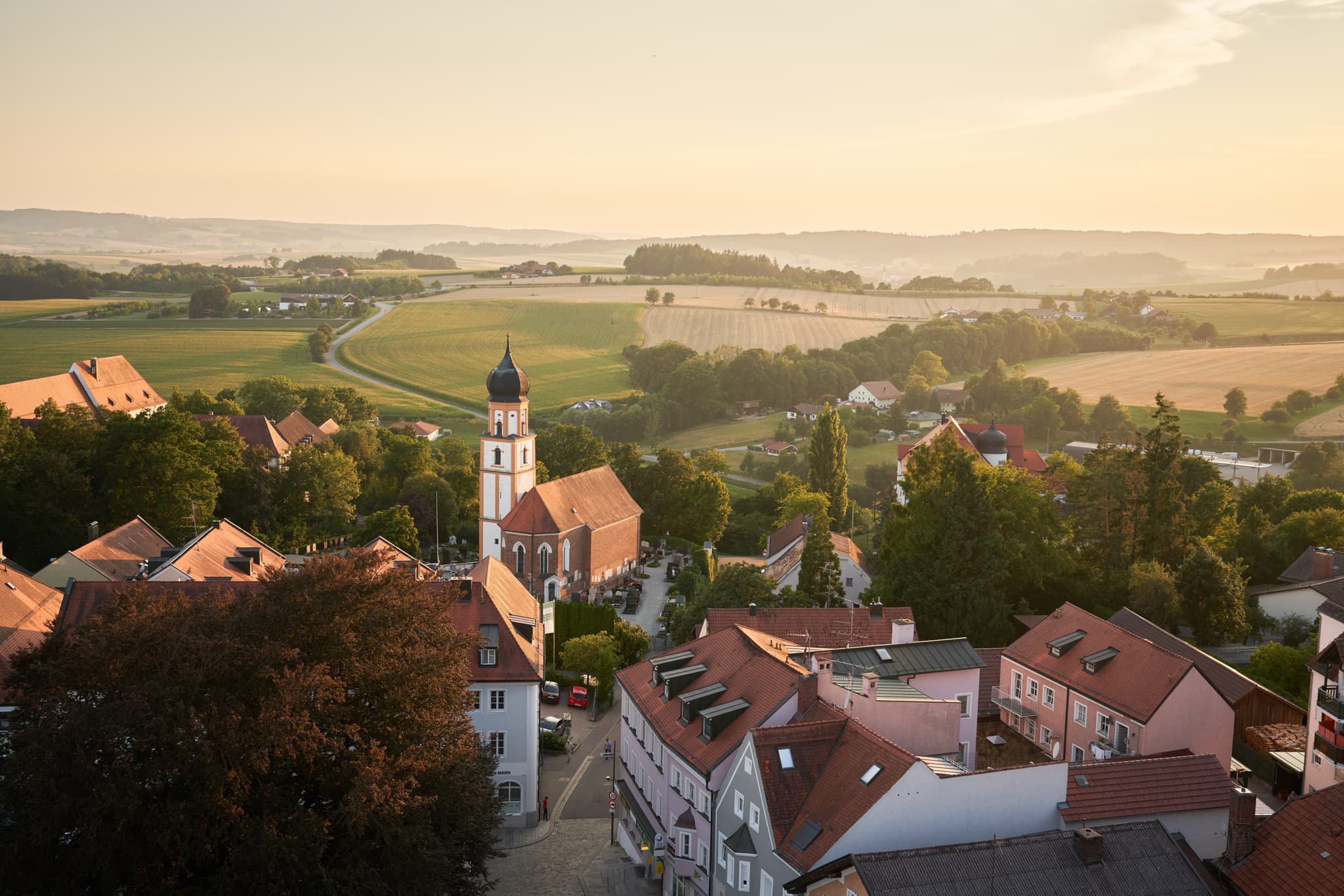 Friedhofskirche St. Michael, Aufgenommen vom Turm der Stadtpfarrkirche, Bad Griesbach, Landkreis Passau, Niederbayern.