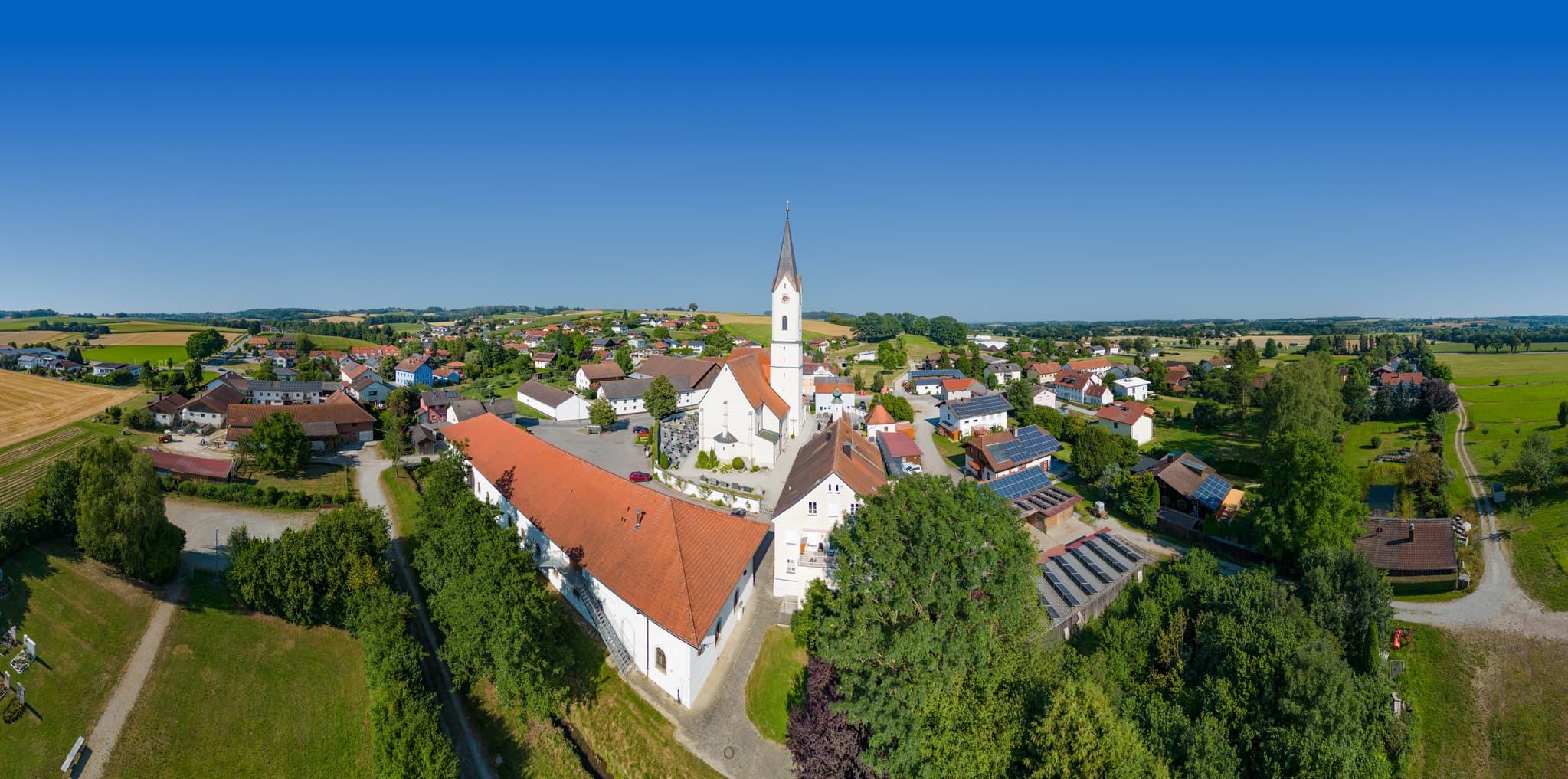 Luftbild von Karpfham, einem Ortsteil von Bad Griesbach im Rottal, Landkreis Passau, Niederbayern. Die Ortschaft liegt malerisch im Bäderdreieck