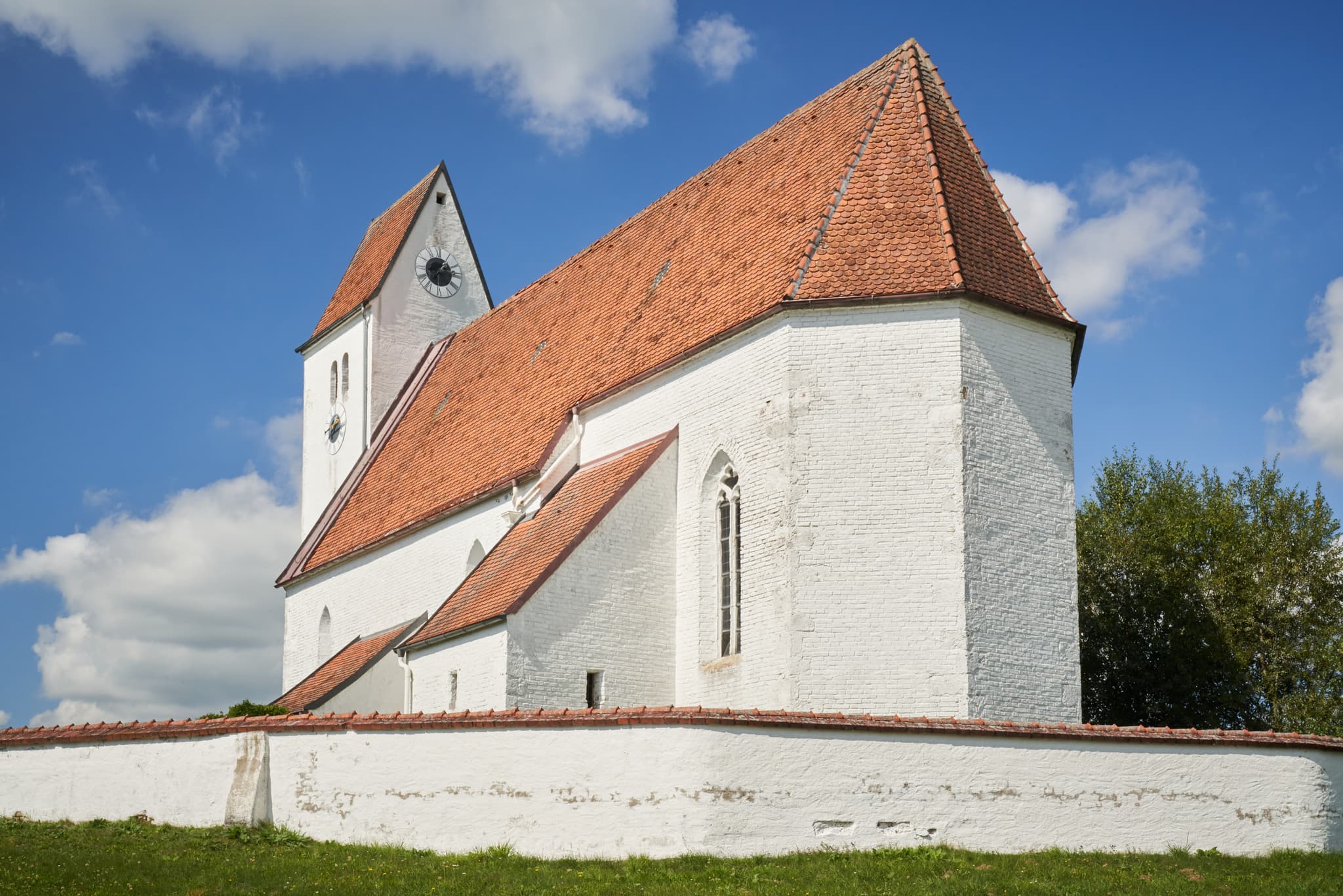 Georgenberg Kirche in Pleiskirchen, Landkreis Altötting, Oberbayern, Inn-Salzach, Bayern, Deutschland. Die Kirche steht auf einem Hügel.