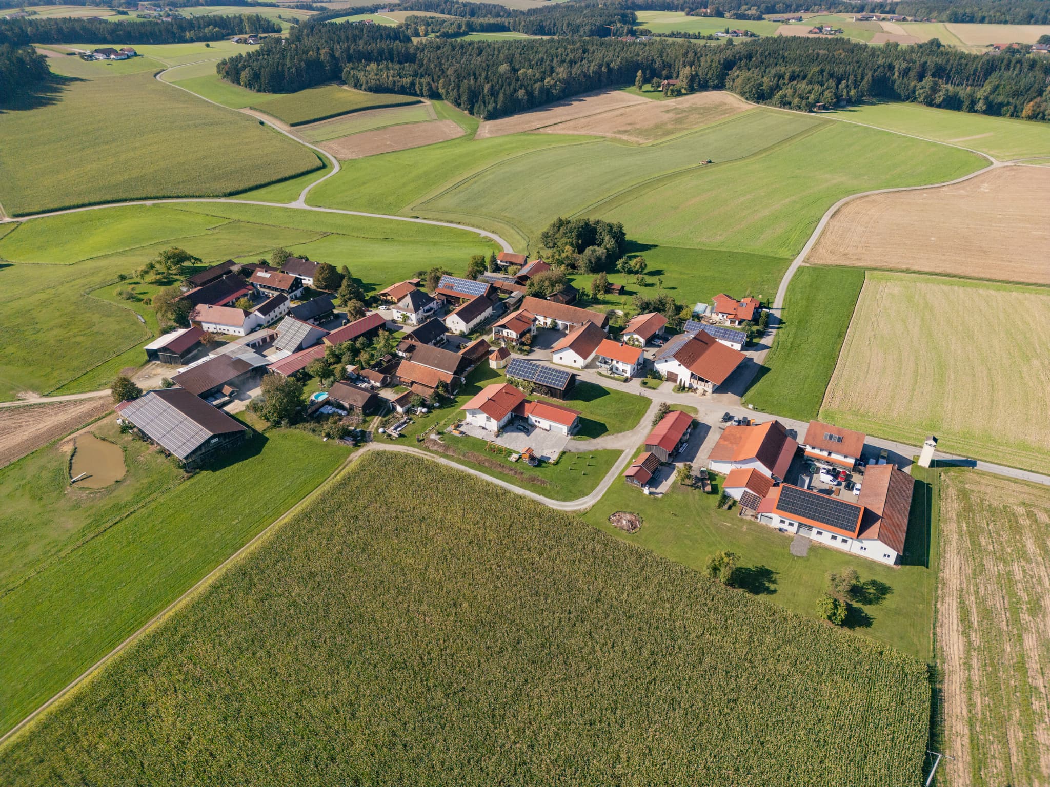 Luftaufnahme Lapperding, Ortsteil Johanniskirchen, Landkreis Rottal-Inn, Niederbayern, Deutschland. Siedlung umgeben von Feldern und Wäldern im Holzland.