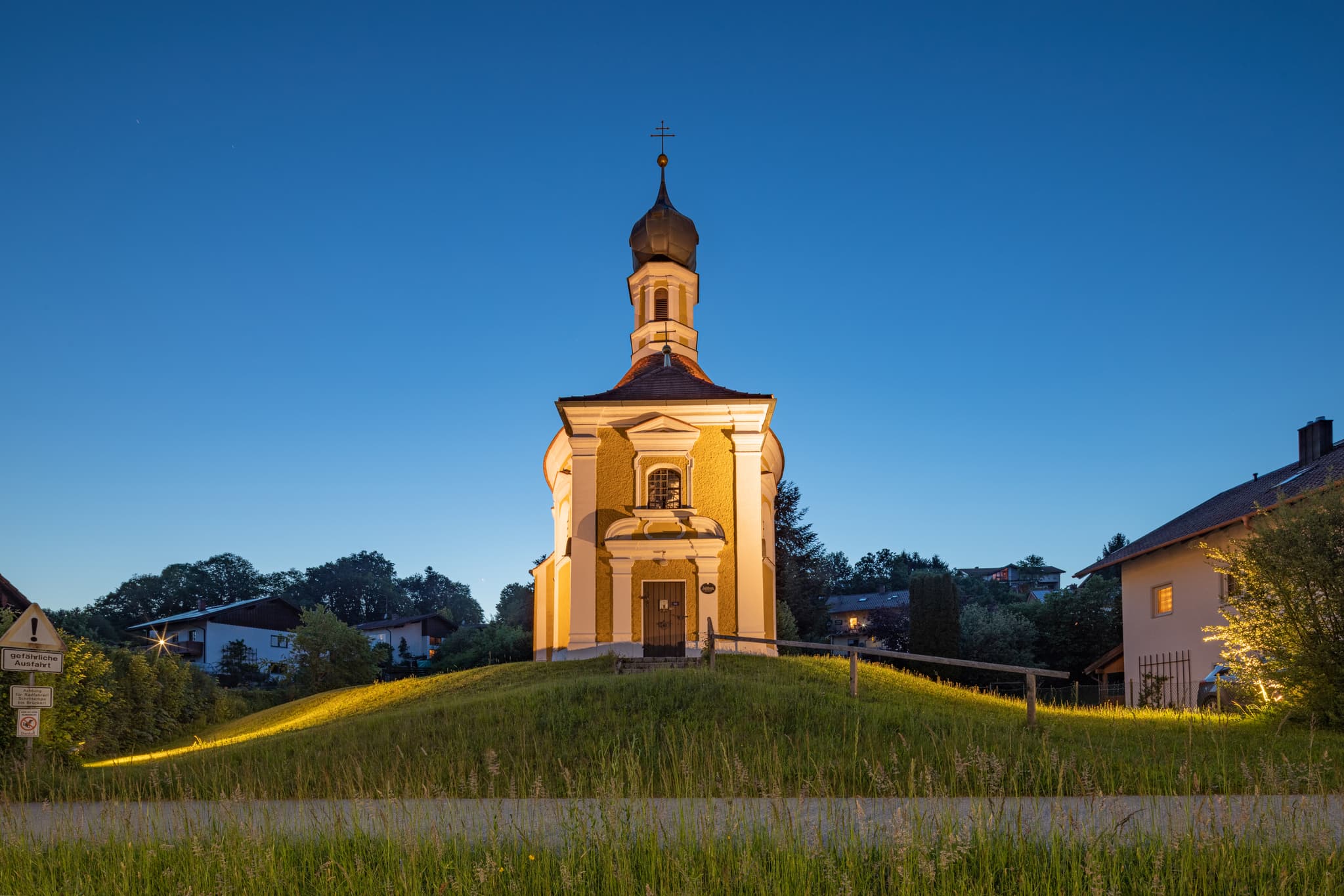 Nachtaufnahme der Wallfahrtskirche St. Antonius in Reischach, Landkreis Altötting, Oberbayern, Region Inn-Salzach, Bayern, Deutschland.