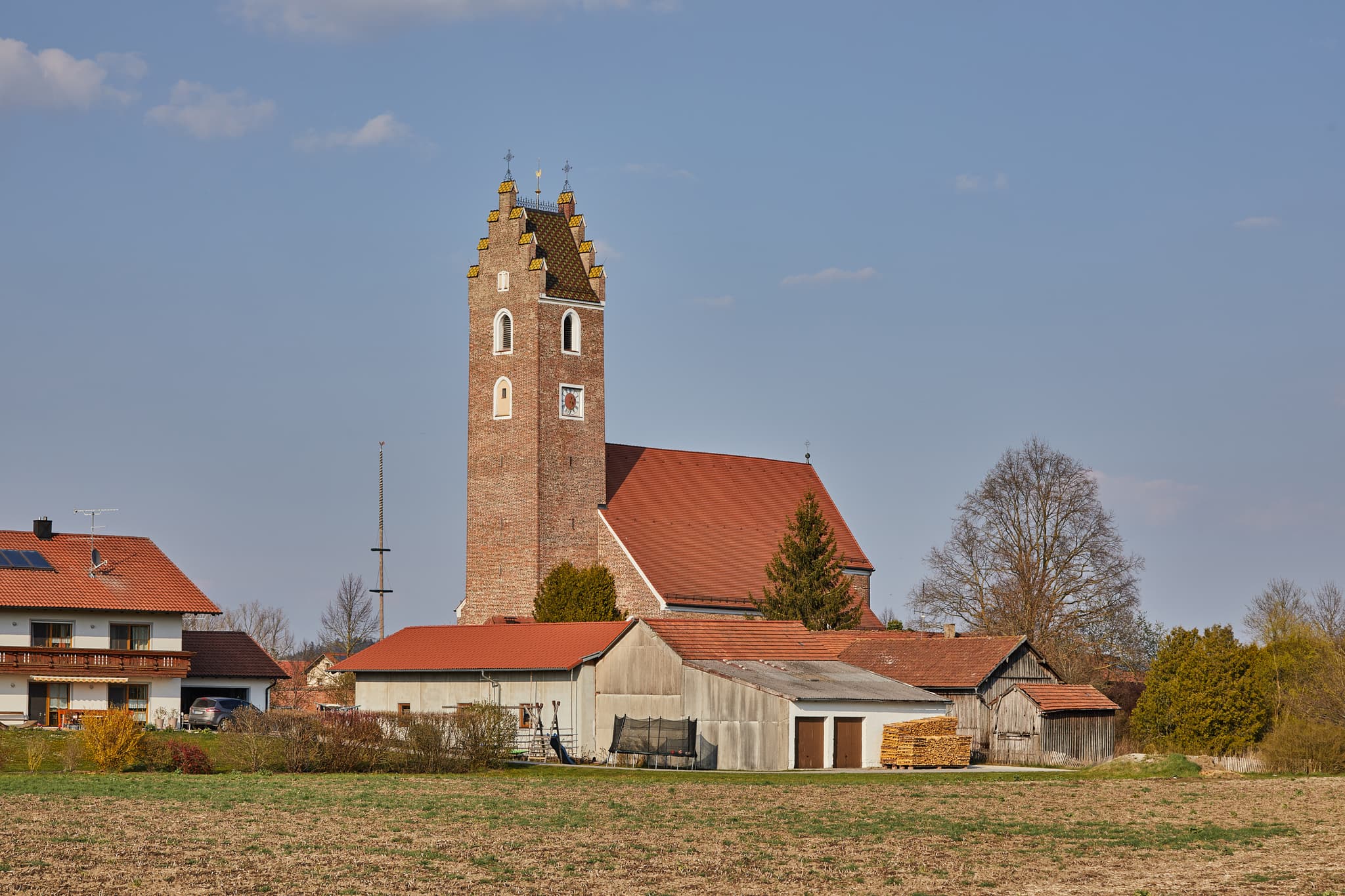 Landschaftsaufnahme mit Kirche in Oberdietfurt, Gemeinde Massing, Landkreis Rottal-Inn, Niederbayern, Region Holzland, Deutschland.