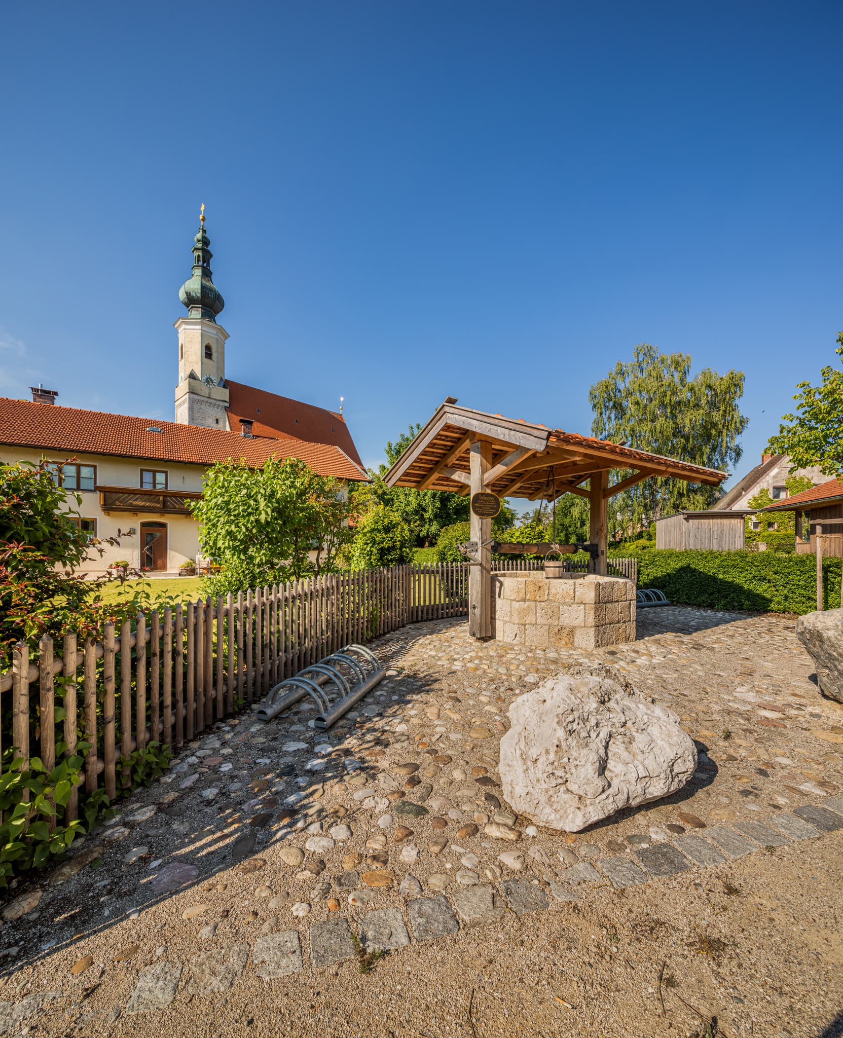 Der Dorfbrunnen in Asten bei Tittmoning, Oberbayern, Inn-Salzach Region, Deutschland. Historischer Brunnen in idyllischer Umgebung.