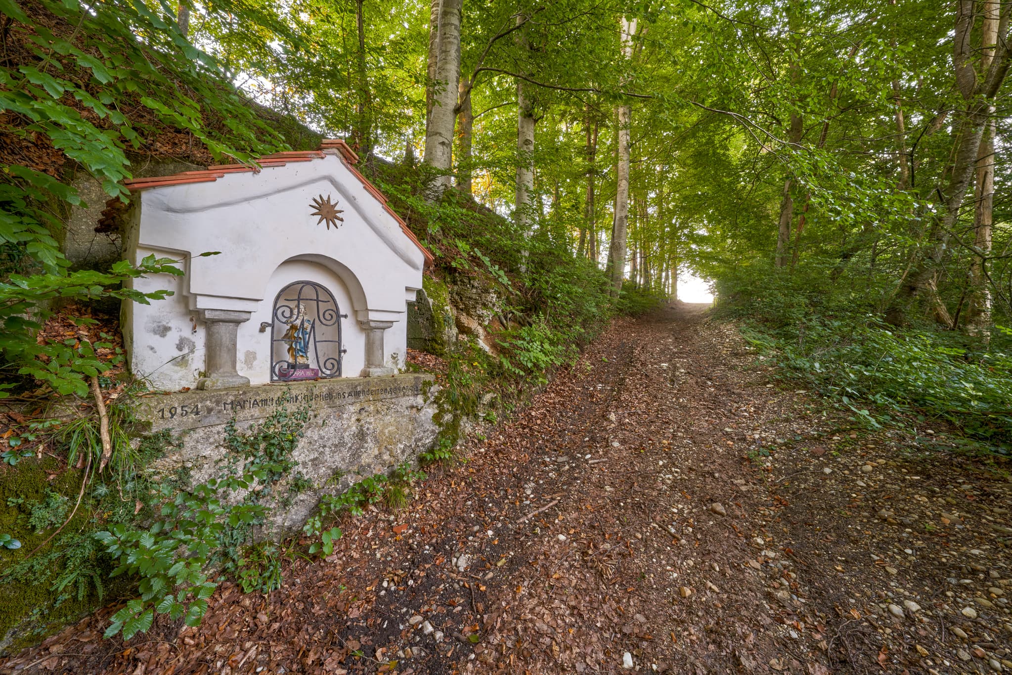 Idyllische Kapelle in Klaffl, Kastl, Landkreis Altötting, Oberbayern, Inn-Salzach, Deutschland. Motiv zeigt Kapelle am Waldweg, umgeben von Bäumen und Natur.