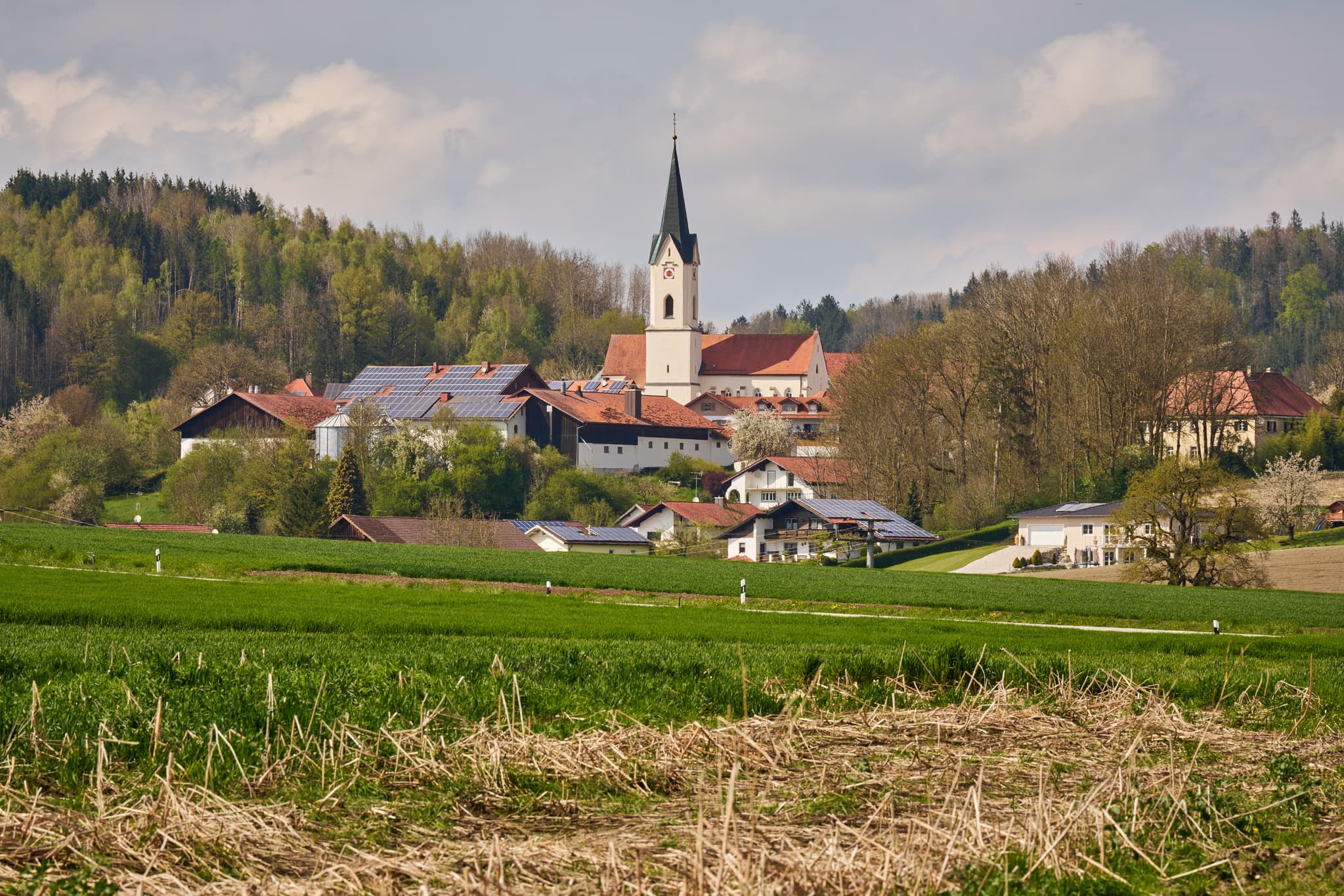 Bilder von Weng bei Parzham, Niederbayern, Landkreis Passau, Deutschland. Sehenswerte Kirche und idyllisches Dorf in der Region Inn-Salzach.