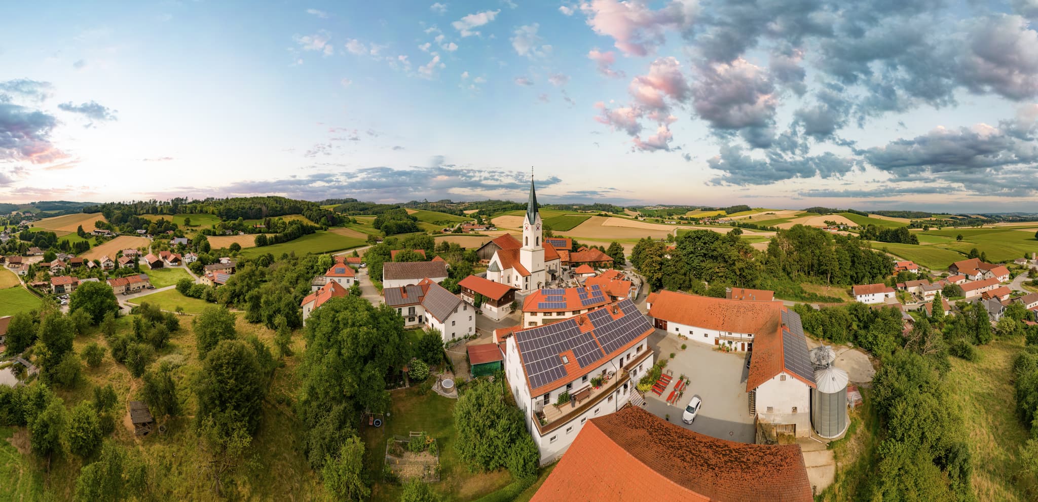 Detailliertes Luftbild der charmanten Ortschaft Weng, Gemeinde Bad Griesbach im Landkreis Passau, Niederbayern, gelegen im malerischen Bäderdreieck.