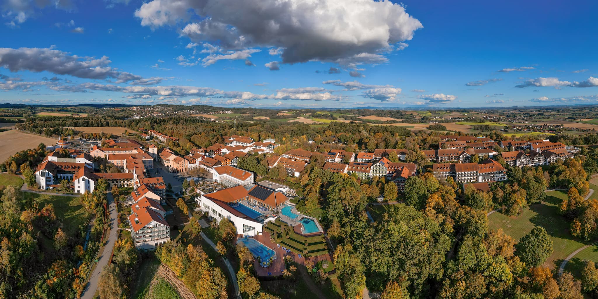 Luftbildaufnahme der Therme Bad Griesbach im Herbst. Das Bild zeigt die Anlage und die umliegende Landschaft,Passau, Niederbayern, Bayern, Bäderdreieck