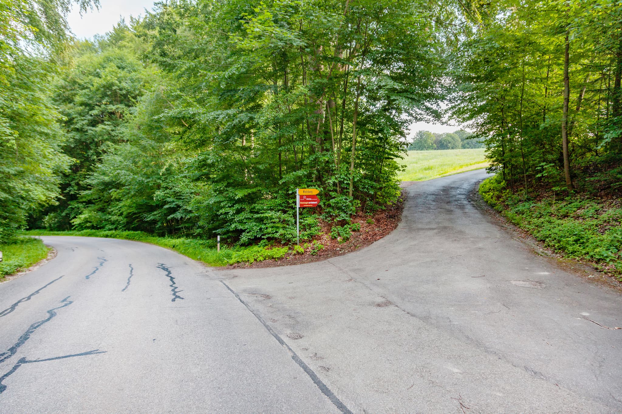 Bild zeigt einen Parkplatz zu den Geologische Orgeln in Oberschroffen, Gemeinde Unterneukirchen, Landkreis Altötting, Oberbayern, Region Inn-Salzach.