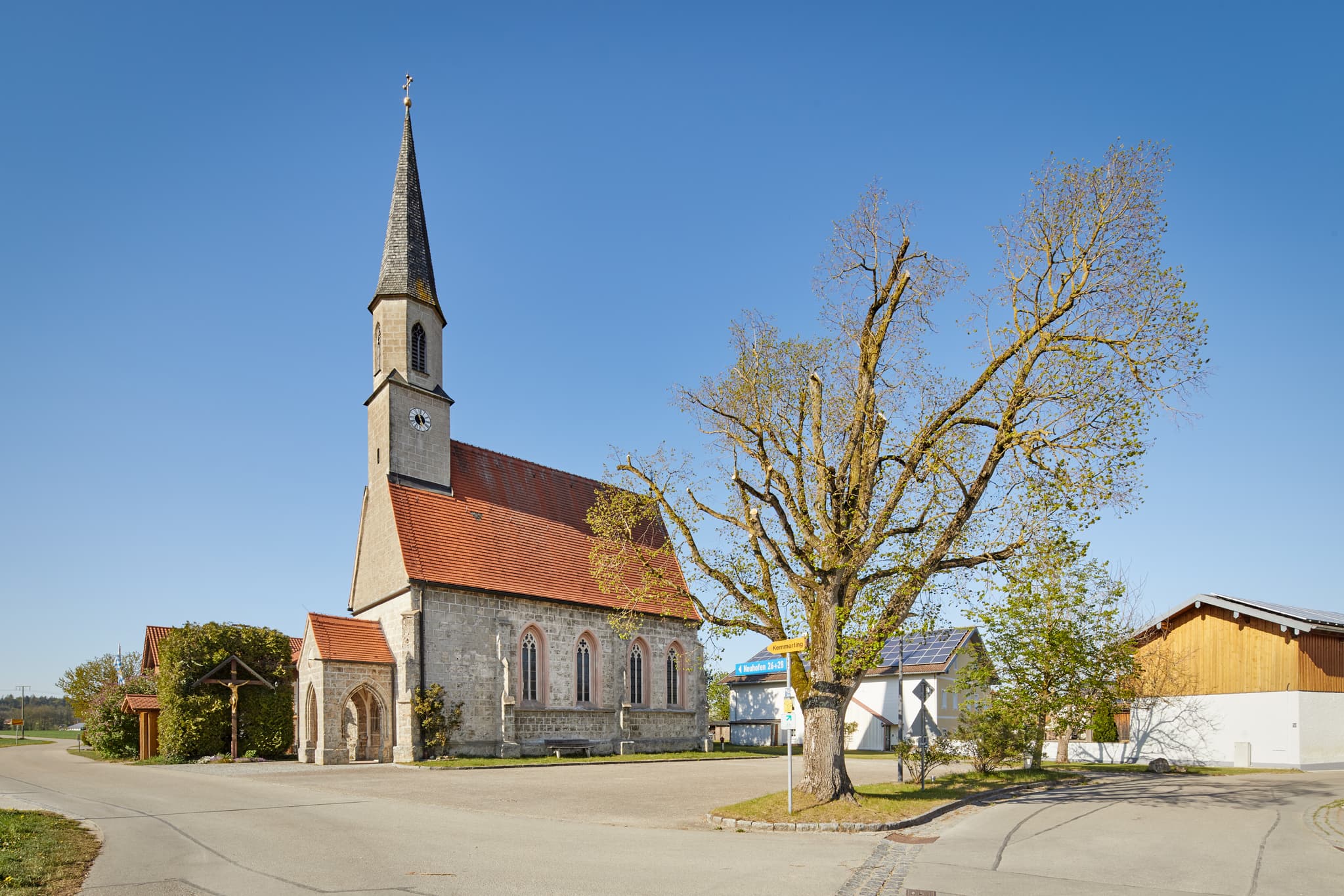 Filialkirche Sankt Nikolaus in Neuhofen, Gemeinde Haiming, Landkreis Altötting, Historische Kirche mit beeindruckendem Turm in ländlicher Umgebung.