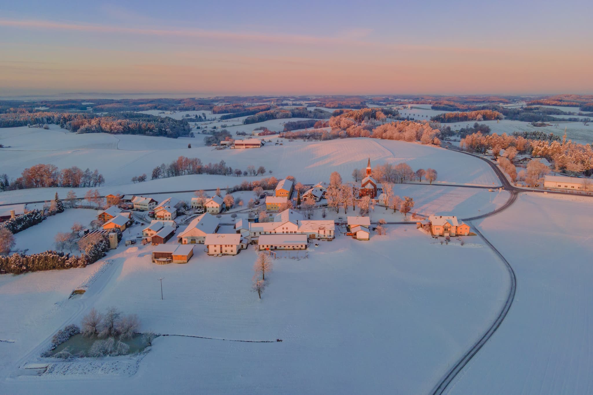 Idyllische Winterlandschaft bei Wald bei Winhöring, Pleiskirchen, Landkreis Altötting, Oberbayern, Deutschland, Inn-Salzach, Holzland.