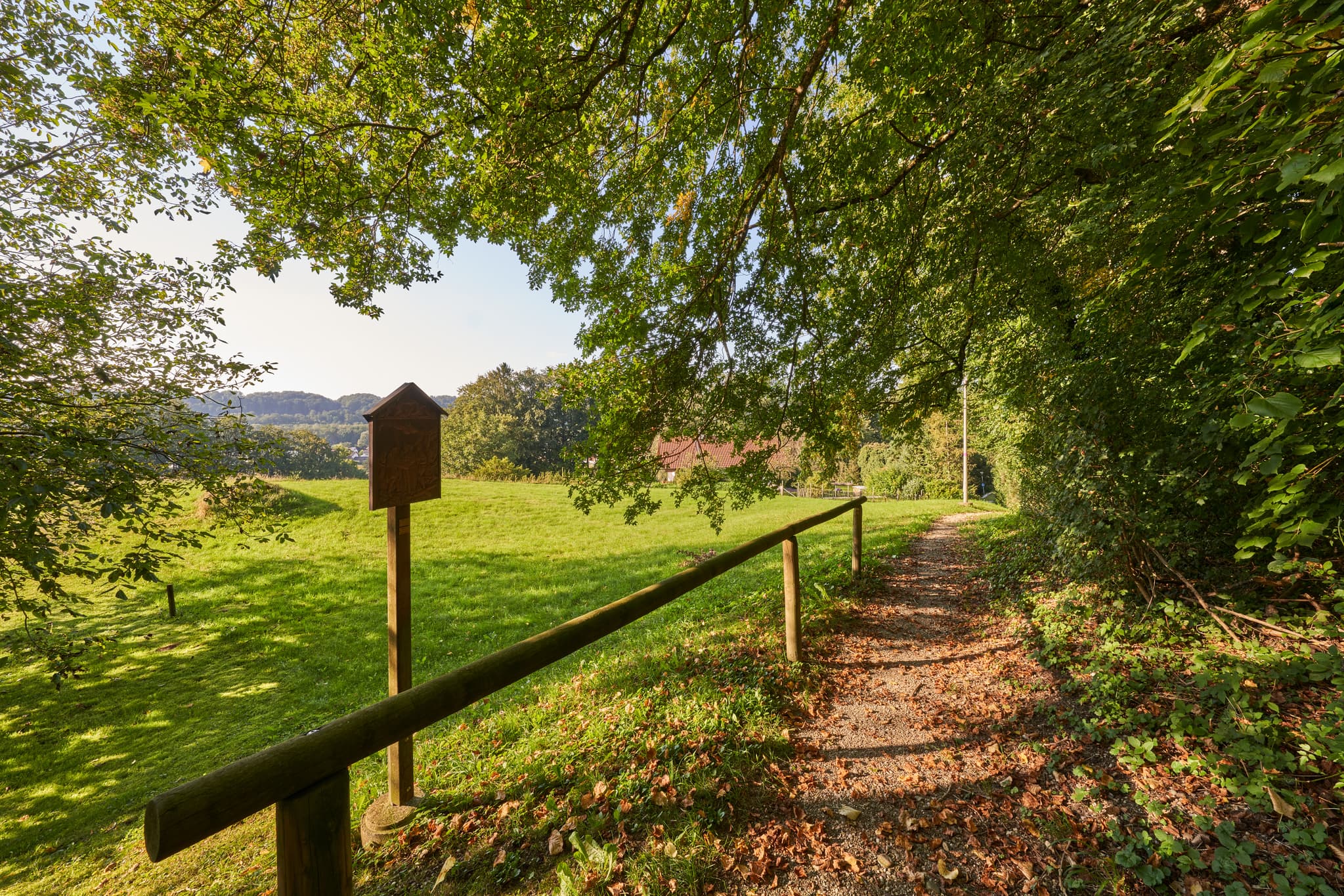 Pilgerweg in Margarethenberg, Burgkirchen, Altötting, Oberbayern. Grüne Landschaft mit Bäumen, Herbstlaub am Weg. Blick in die Region Inn-Salzach, Deutschland.