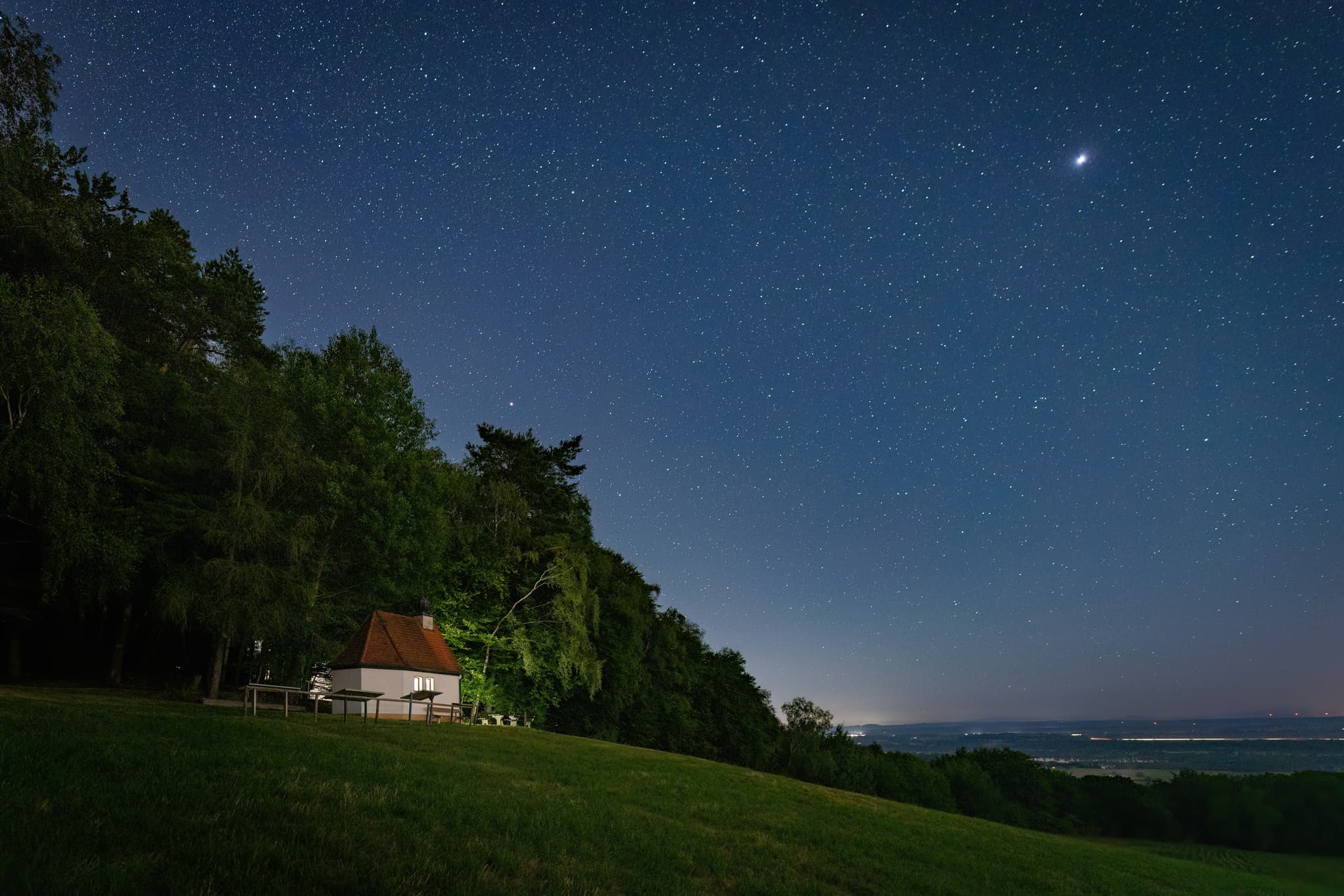 Nachtaufnahme der Bertenöder Kapelle bei Stubenberg im Landkreis Rottal-Inn, Niederbayern. Sternenhimmel im Holzland / Bäderdrieck, Bayern, Deutschland.