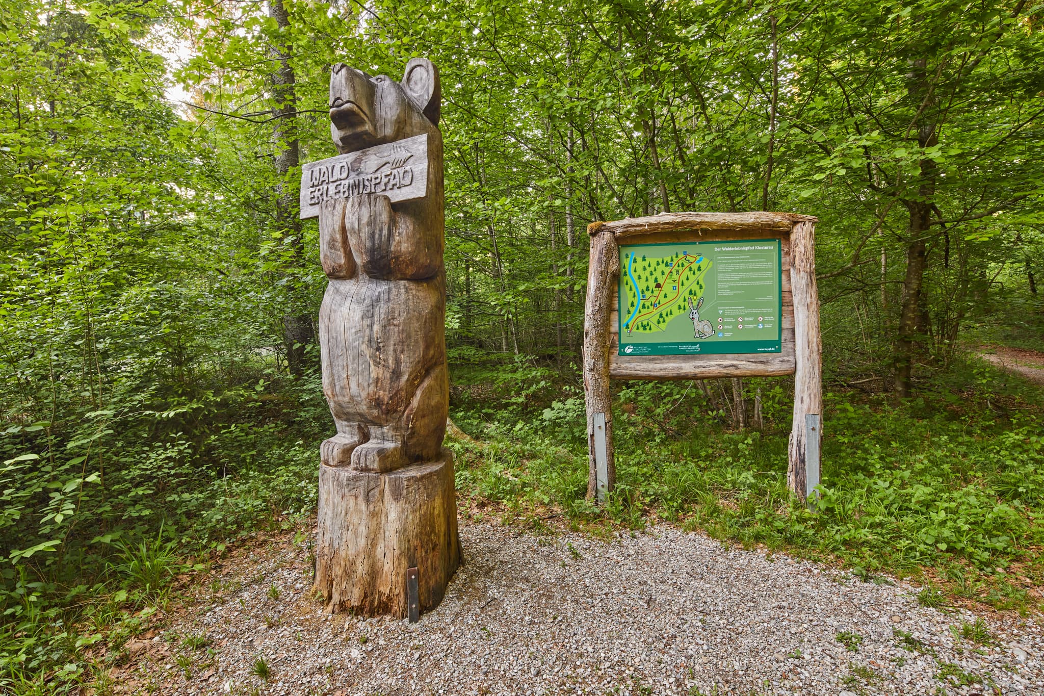 Der Klosterau Walderlebnispfad Alz Au in Mehring, Landkreis Altötting, Oberbayern. Er bietet Naturerlebnisse in der Region Inn-Salzach, Deutschland.