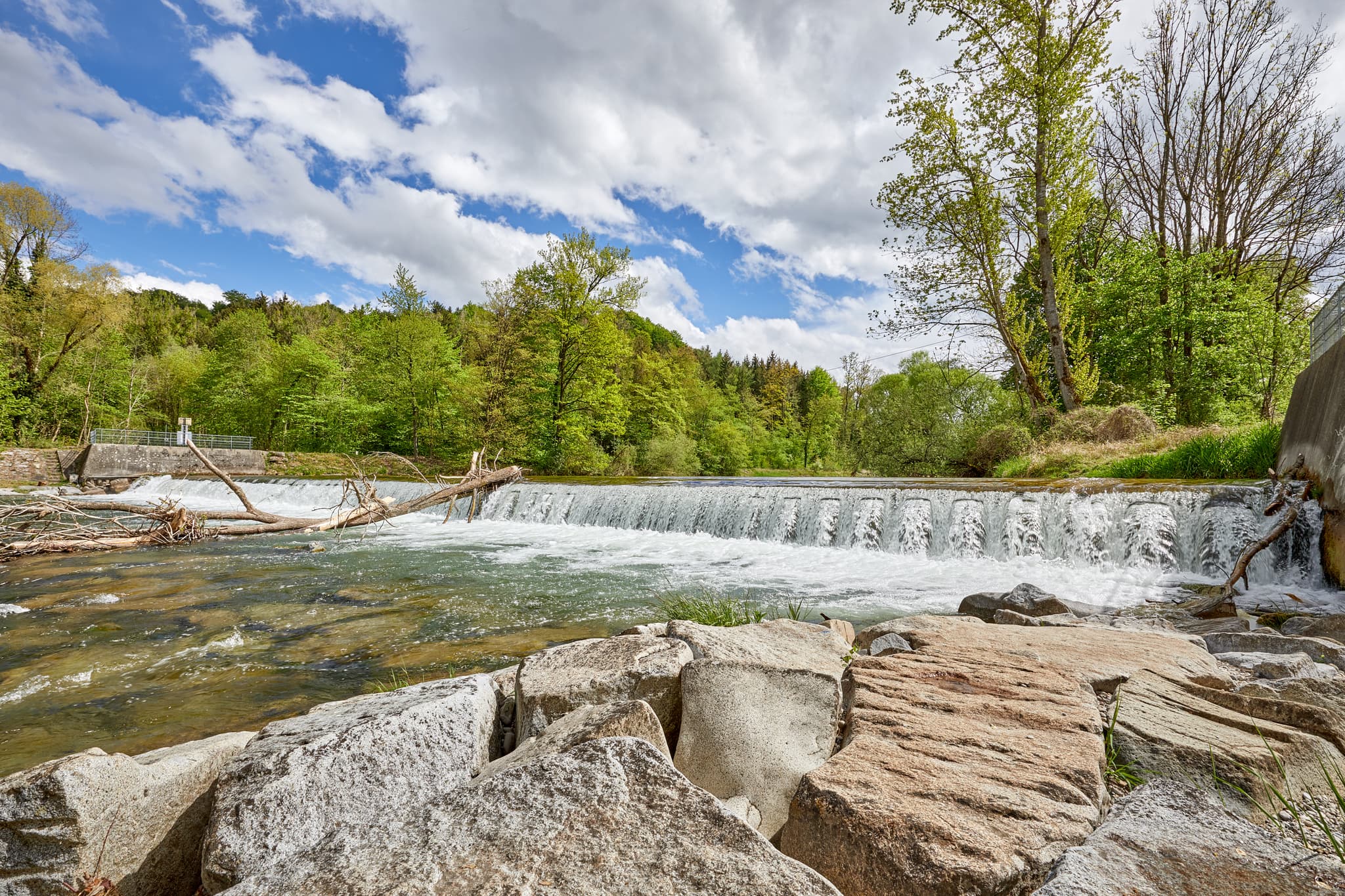 Der Obere Wasserfall in Garching, Landkreis Altötting, Oberbayern. Natürliche Flusslandschaft der Region Inn-Salzach, Deutschland.
