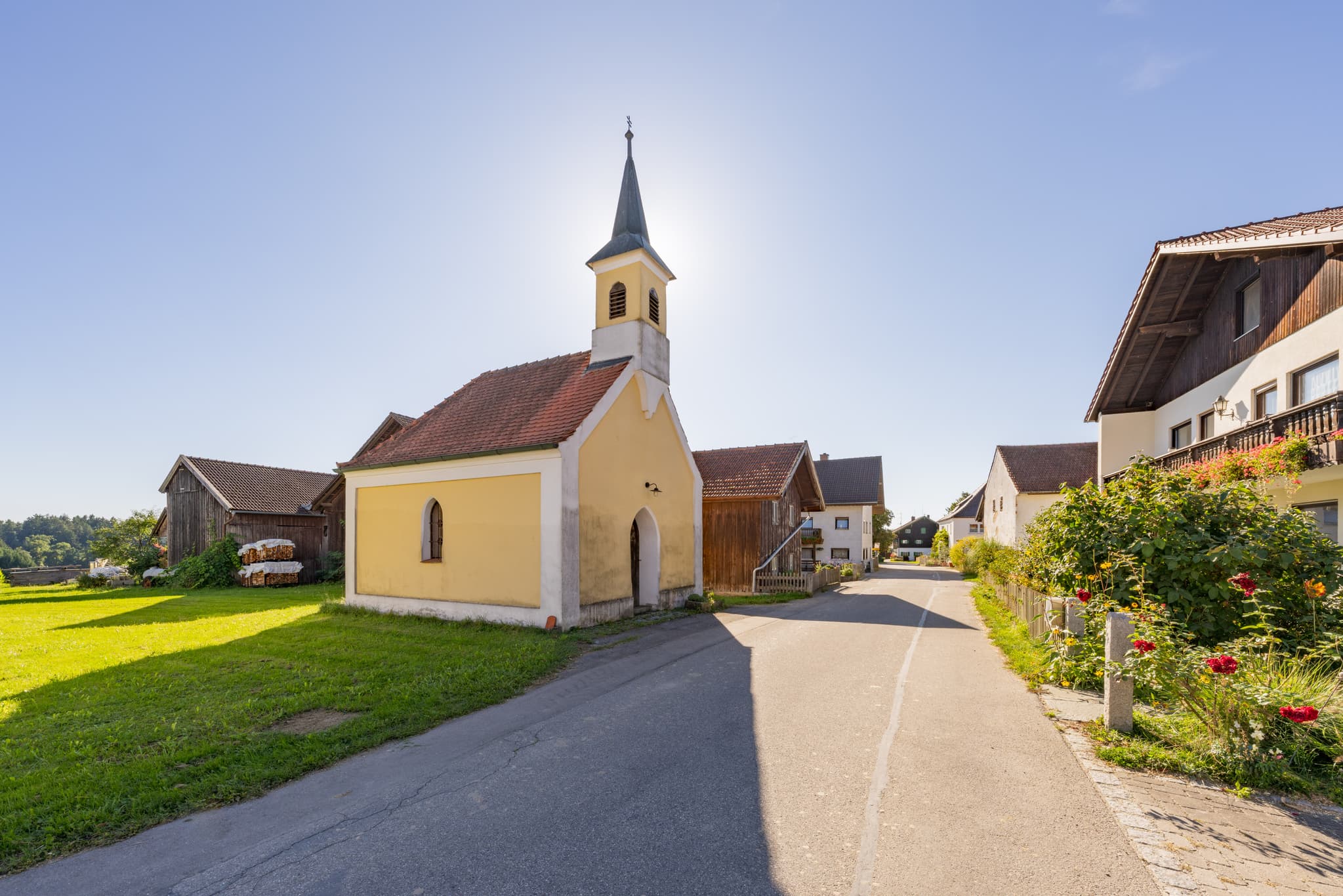 Kapelle in Lapperding, Ortsteil von Johanniskirchen, im ländlichen Rottal-Inn in Niederbayern, Deutschland. Die Szene zeigt die dörfliche Umgebung im Holzland.
