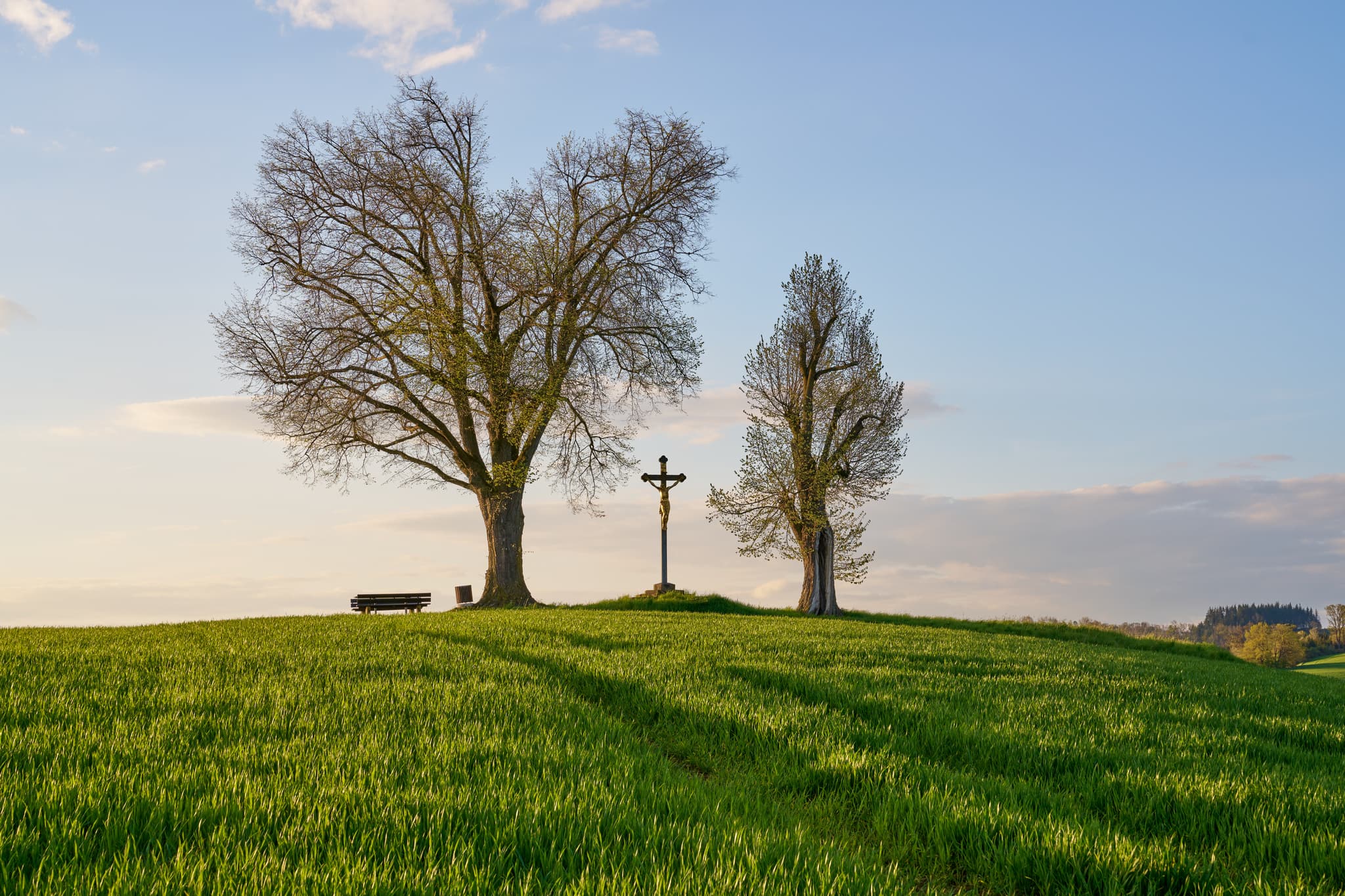 Das Feldkreuz am Aussichtspunkt Karpfham nahe Bad Griesbach, Passau, Niederbayern, Deutschland, bietet eine idyllische Szenerie im Bäderdreieck.