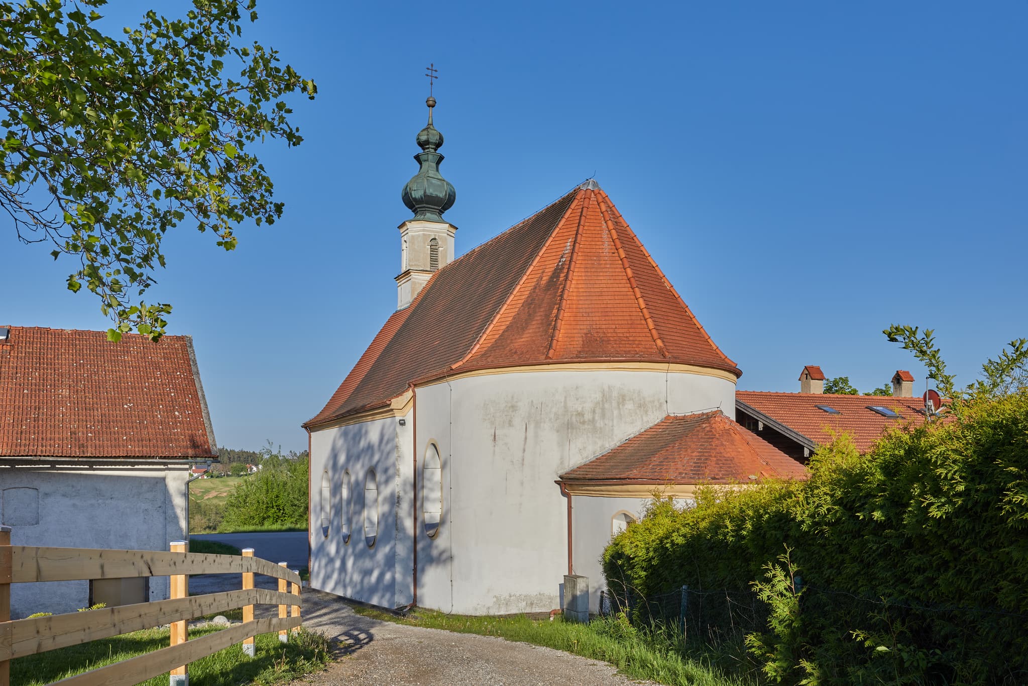 Die Filialkirche Mariä Himmelfahrt in Atzberg, Gemeinde Mitterskirchen, Niederbayern. Wunderschöne Architektur in ländlicher Umgebung.