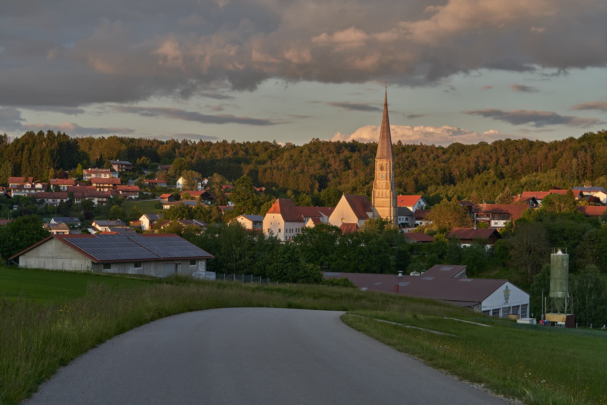 Entdecken Sie den Charme von Taubenbach im Landkreis Rottal-Inn, Niederbayern. Ein malerisches Dorf mit einem markanten Kirchturm, der den Ort von weitem prägt.