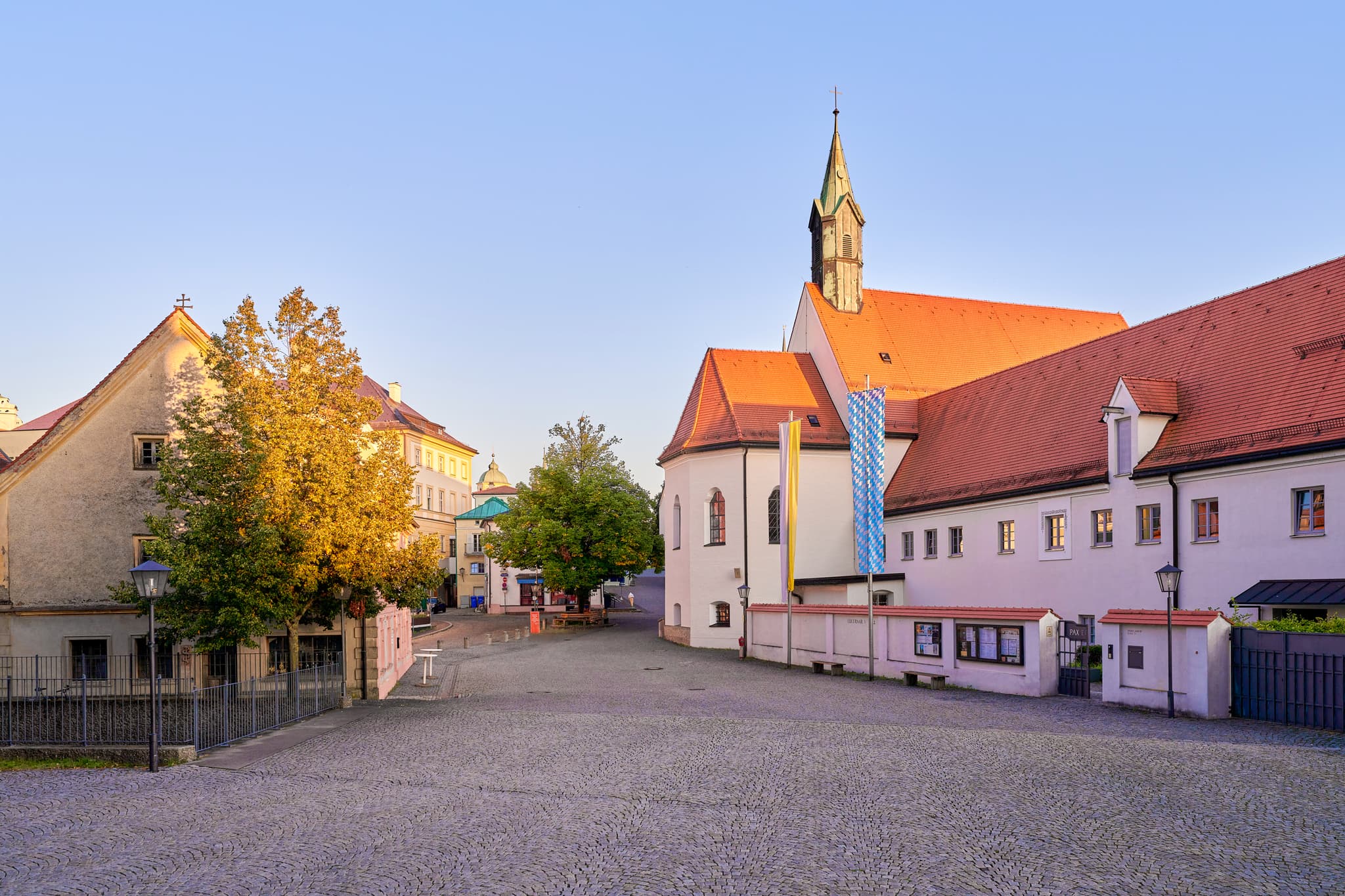 Der Vorplatz der Basilika St. Anna in Richtung Kapellplatz mit Bruder Konrad Kirche in Altötting, Landkreis Altötting, Oberbayern, Deutschland.