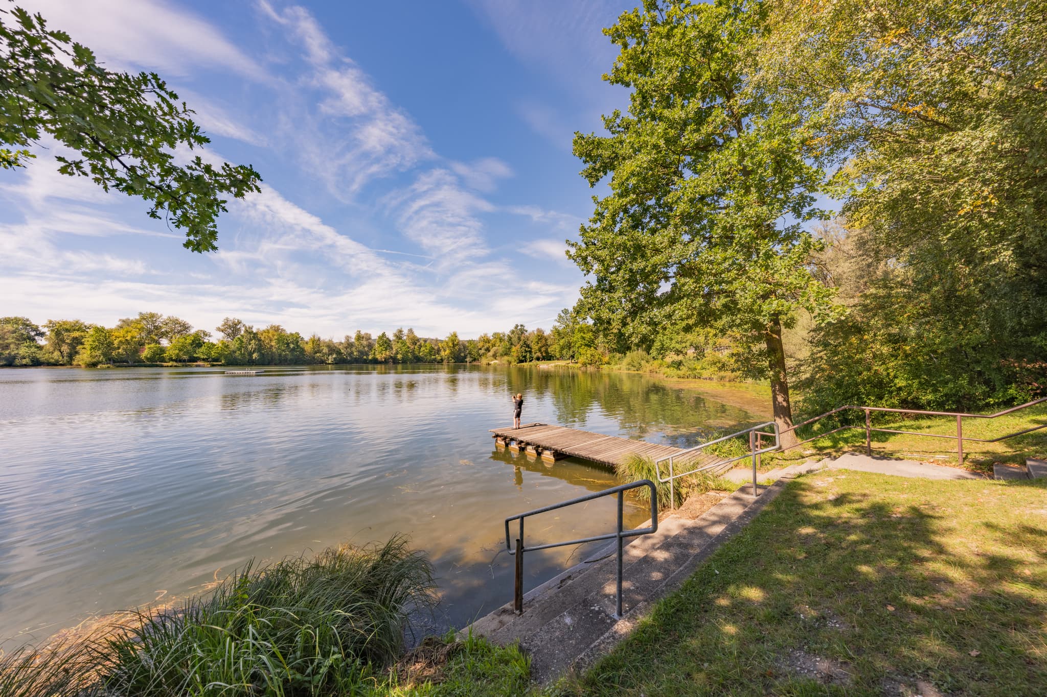 Badesee bei Kirchdorf am Inn, Rottal-Inn, Niederbayern, Deutschland. Idyllische Naturlandschaft im Bäderdreieck mit Steg. Ideal für Sommer-Erholung.