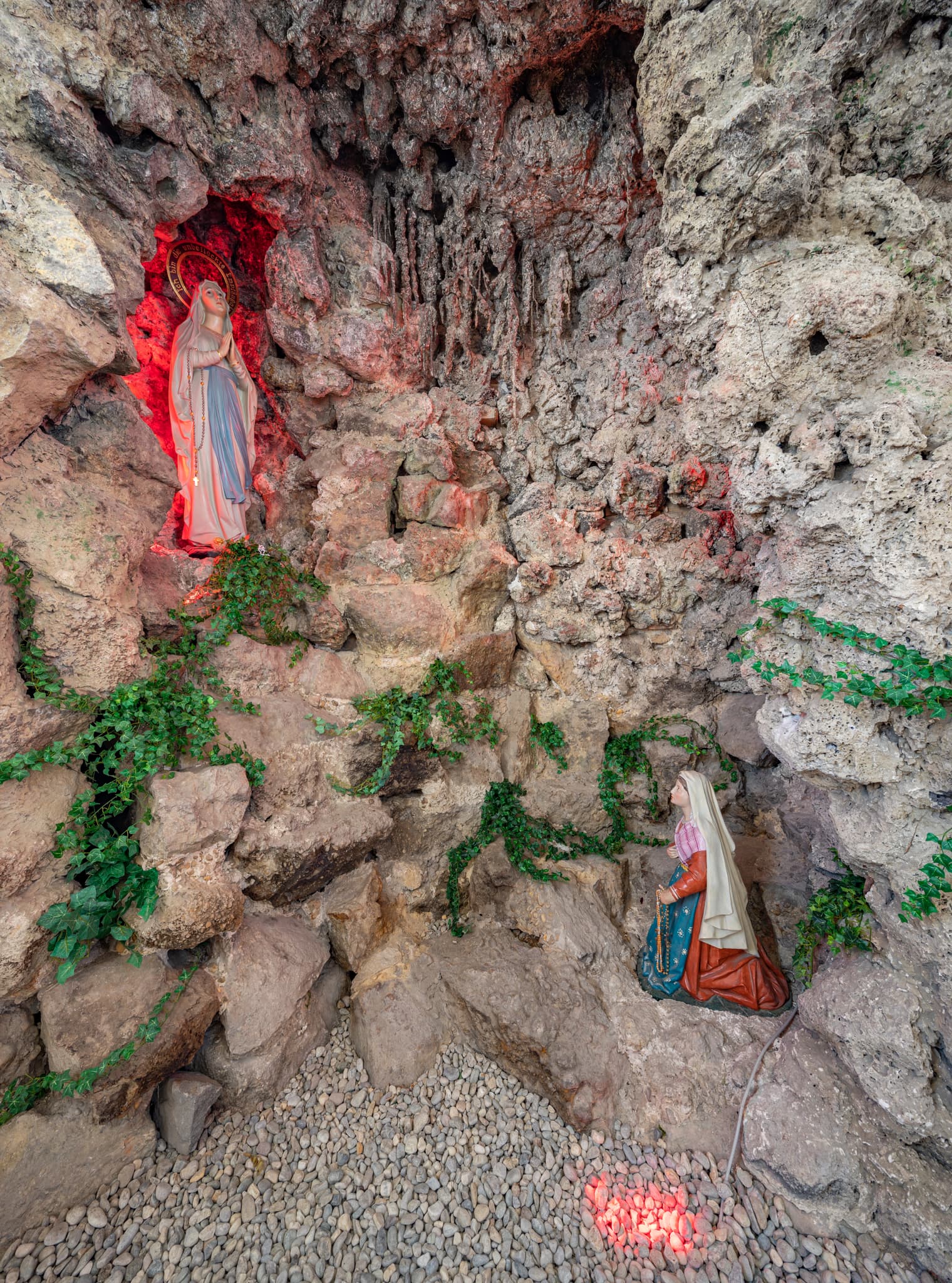 Grotte mit Marienstatue in Kirche, Unterdietfurt. Im Landkreis Rottal-Inn, Niederbayern, Deutschland, im Holzland gelegen. Zeigt spirituelle Atmosphäre.