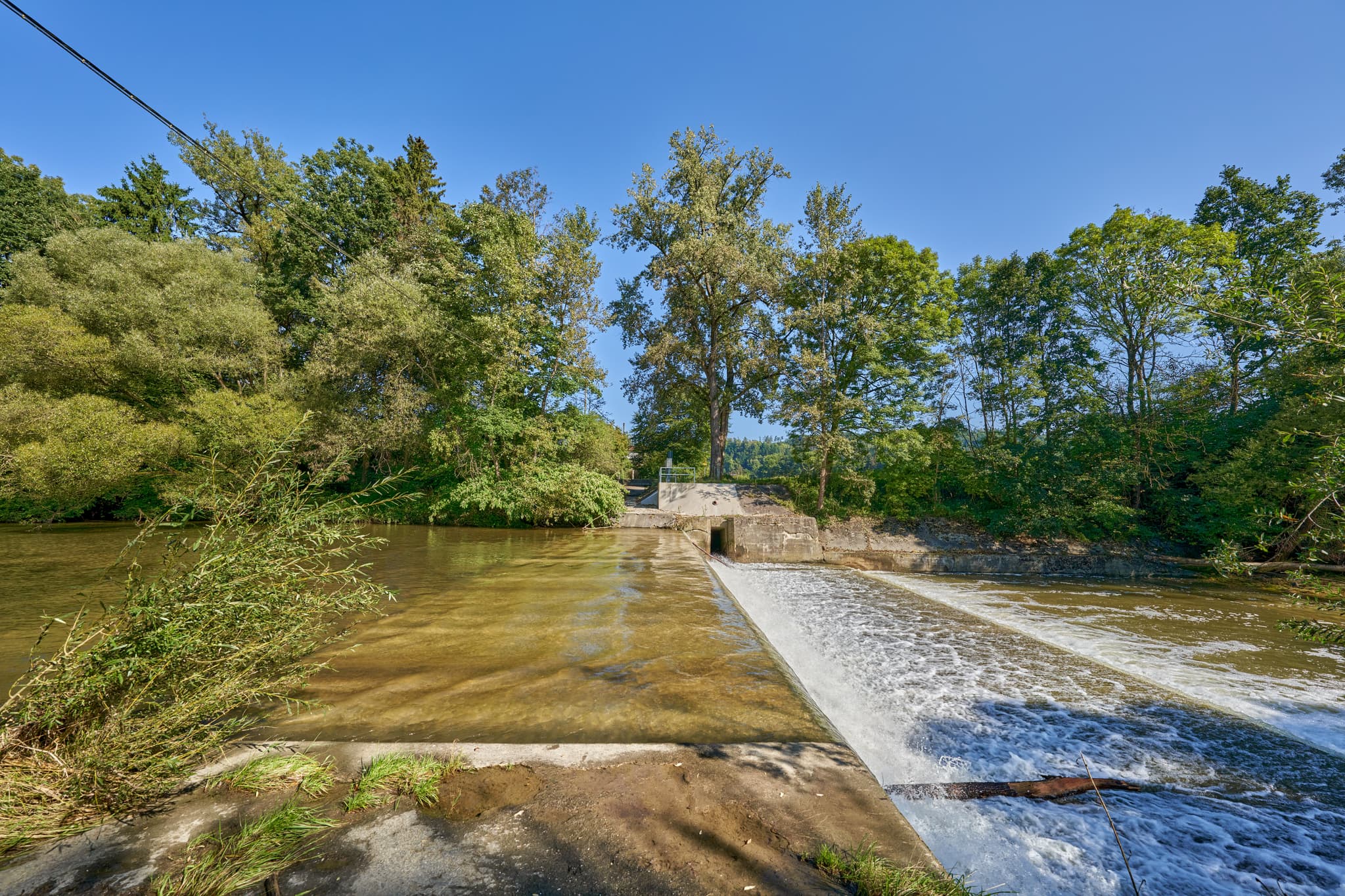 Der Isen Wasserfall in Winhöring, Landkreis Altötting, Oberbayern. Dieses Naturmotiv zeigt klares Wasser und grüne Bäume in der Inn-Salzach Region, Deutschland.