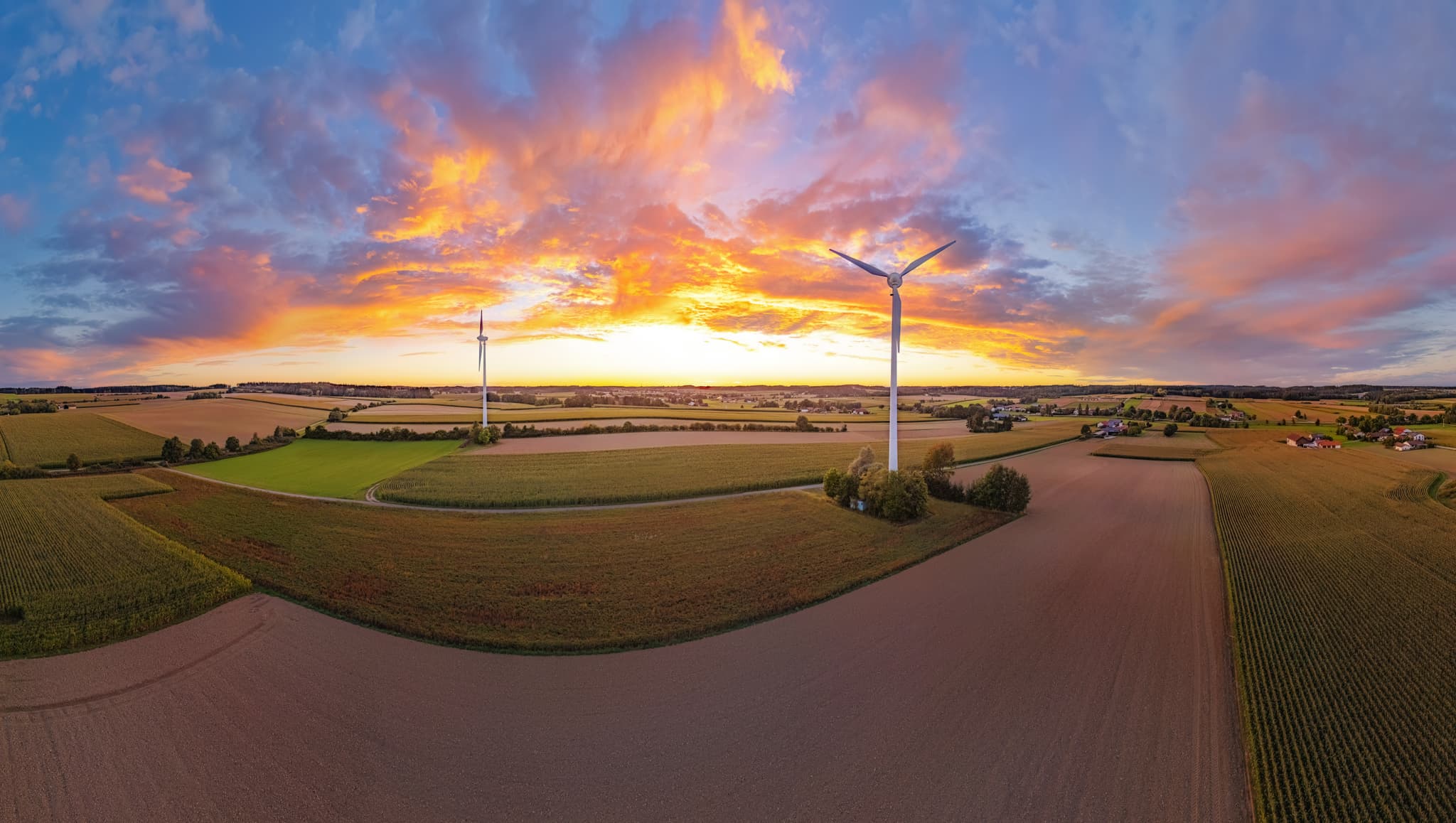 Panorama des Windparks Dirnaich bei Sonnenuntergang in Dirnaich Windpark, Gangkofen, Landkreis Rottal-Inn, Niederbayern, Region Holzland, Deutschland.