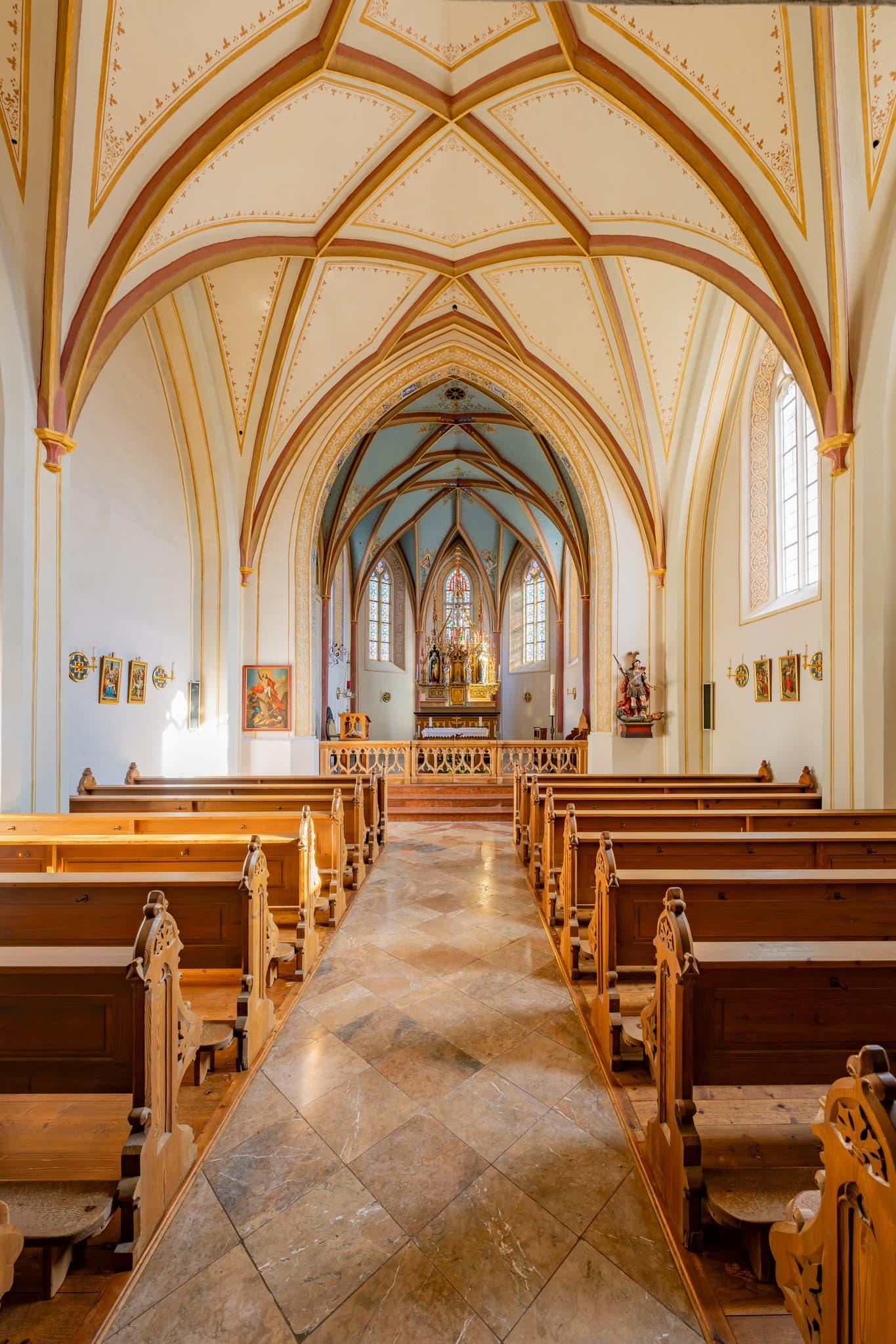 Stadt Bad Griesbach mit Friedhofskirche St. Michael. Kirche, Friedhof und die umliegende Landschaft, Passau, Niederbayern, Bayern, Deutschland.