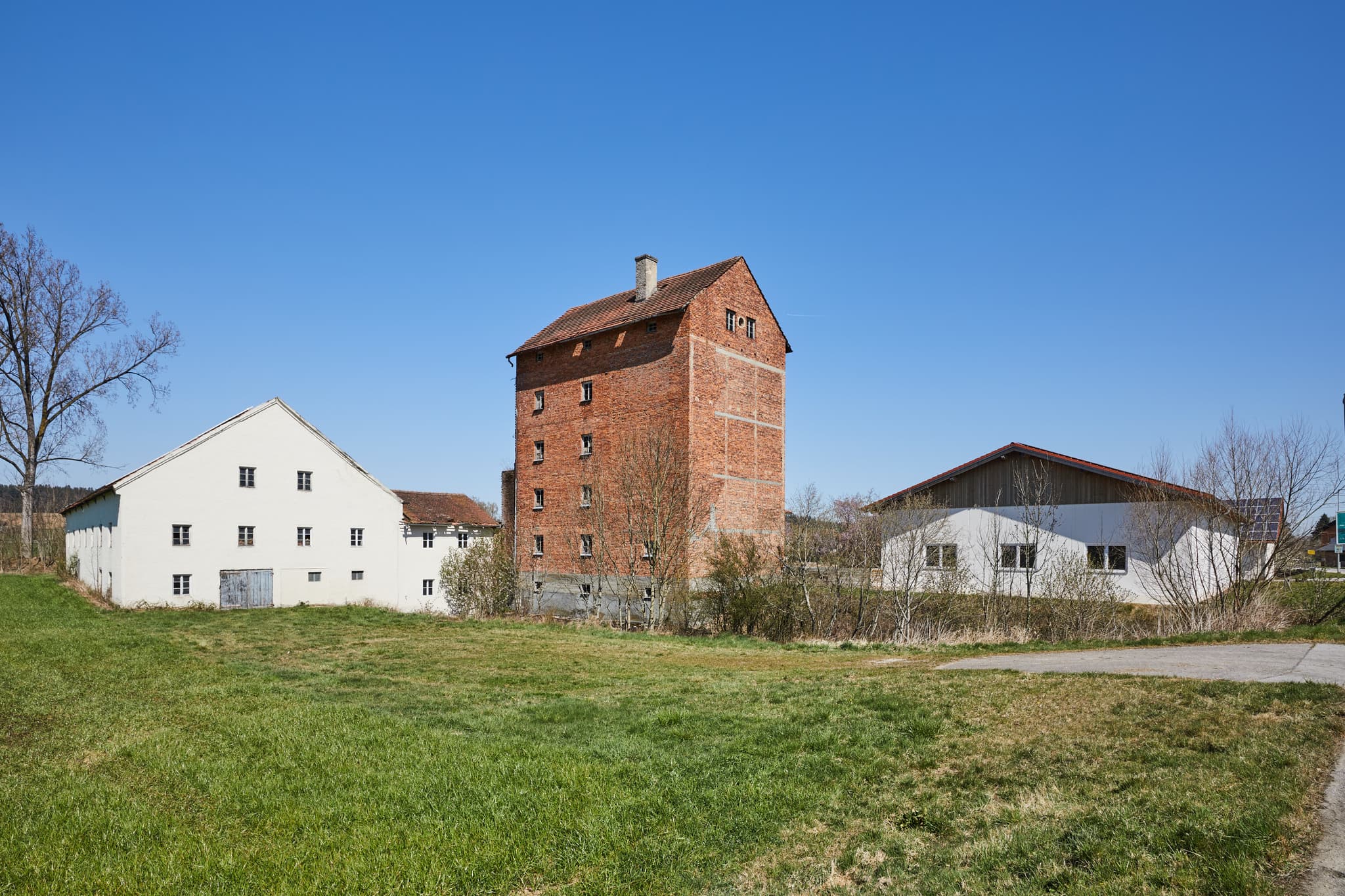 Backsteinmühle mit Nebengebäuden in ländlicher Umgebung bei Ort, Unterdietfurt. Landkreis Rottal-Inn, Niederbayern, Deutschland, im Holzland gelegen.
