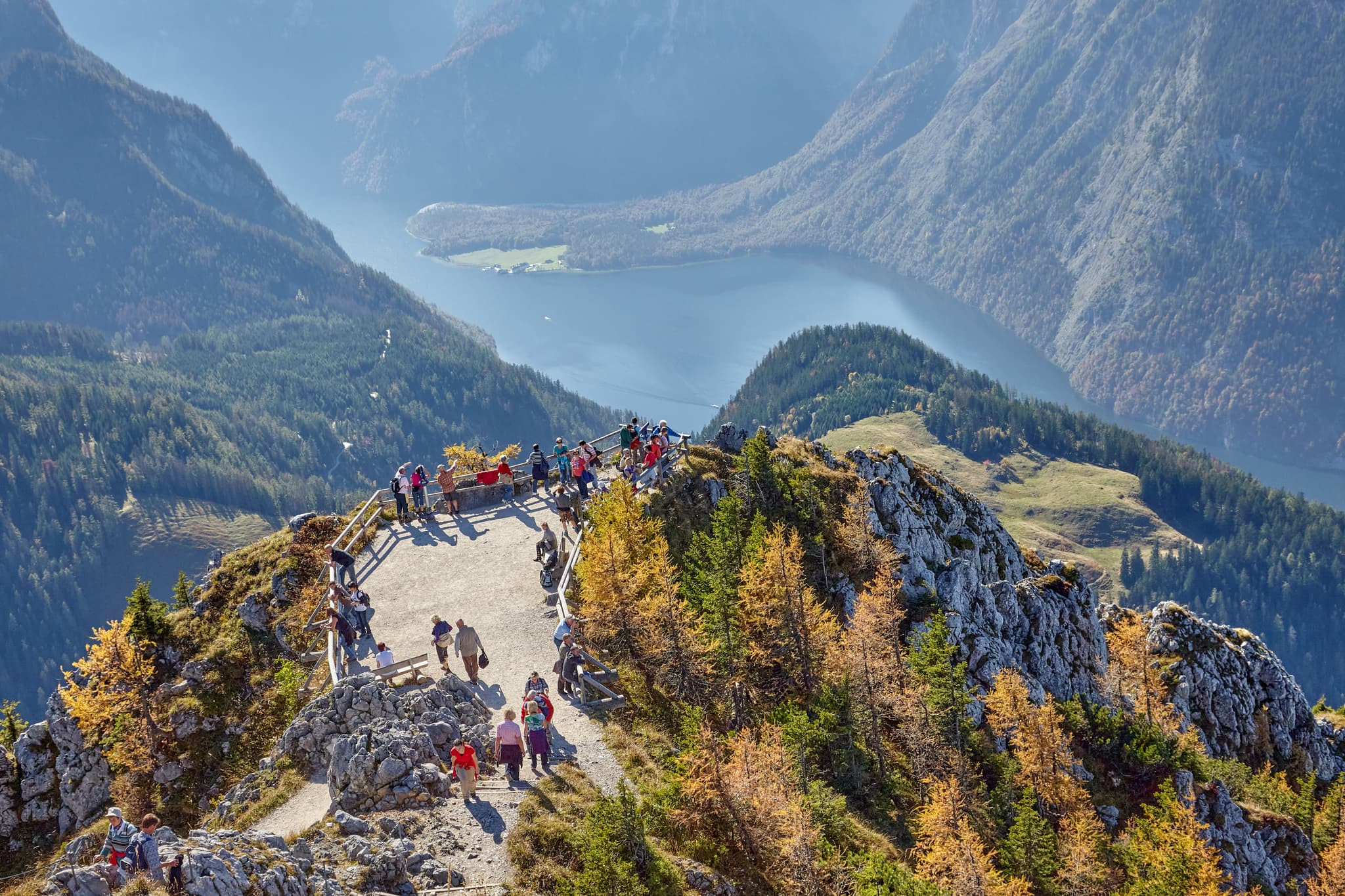 Blick vom Jenner auf den Königssee, Schönau, Berchtesgadener Land, Oberbayern, Deutschland. Herrliche alpine Bergwelt der Region Berchtesgadener Land.