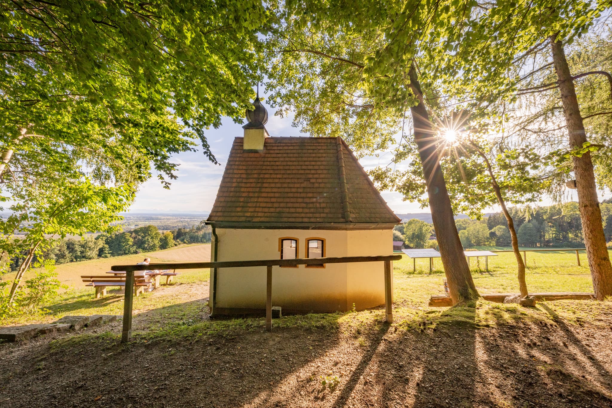 Bertenöder Kapelle in Stubenberg, Rottal-Inn, Niederbayern. Kleine Kapelle auf Anhöhe im Holzland, Deutschland, mit Blick über weite Felder und Landschaft.