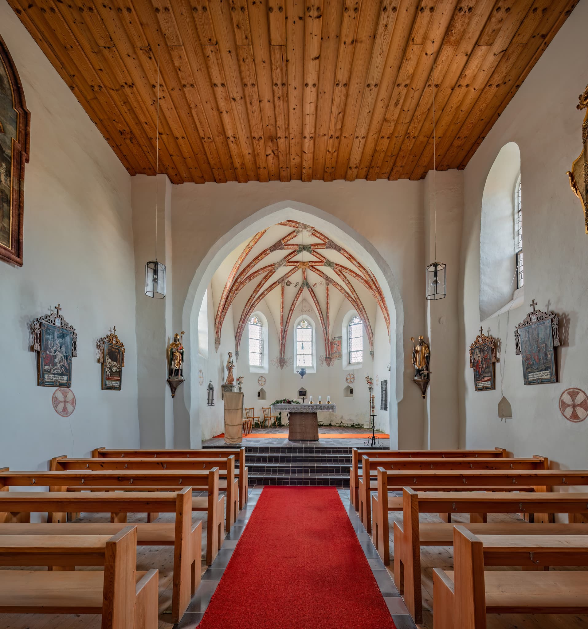 Entdecken Sie die Filialkirche St. Stephan in Haarbach, Niederbayern, Bayern, Deutschland. Besuchen Sie diese beeindruckende Kirche.