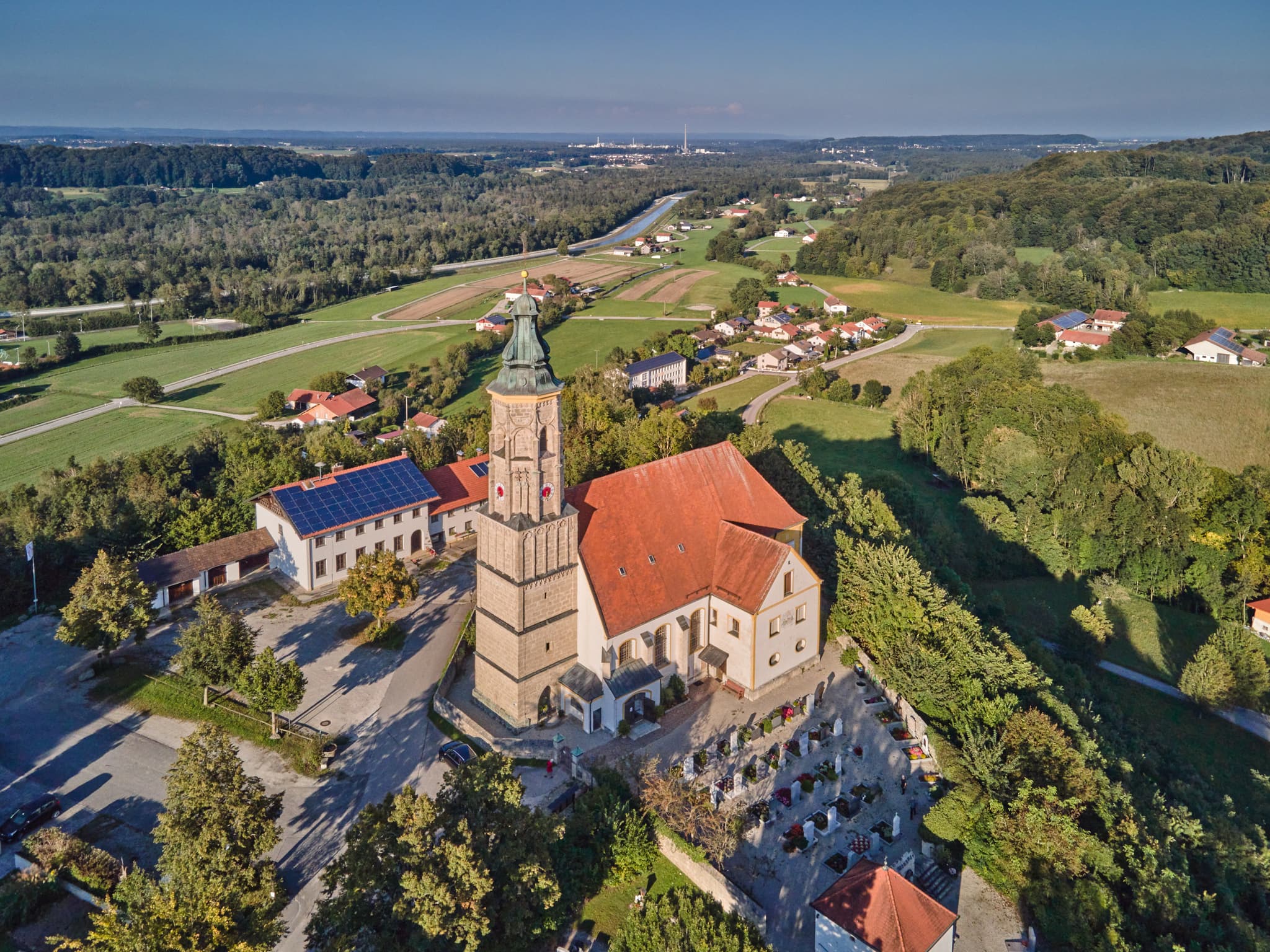 Luftbild Margarethenberg, Burgkirchen, Landkreis Altötting, Oberbayern, Inn-Salzach. Kirche St. Margarethen, Friedhof, Häuser, Felder, Wälder, Fernblick.