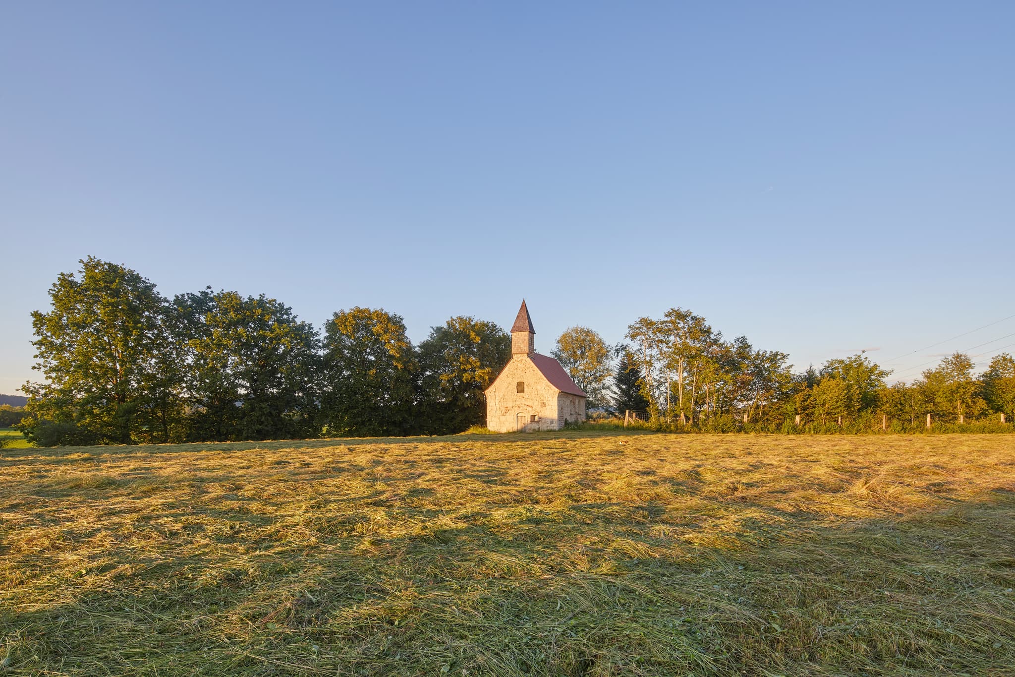 Die Kapelle St. Petrus und Paulus in Mitterhausen, Altötting, Oberbayern, Inn-Salzach, Deutschland, ist eine kleine, historische Kirche in ländlicher Umgebung.