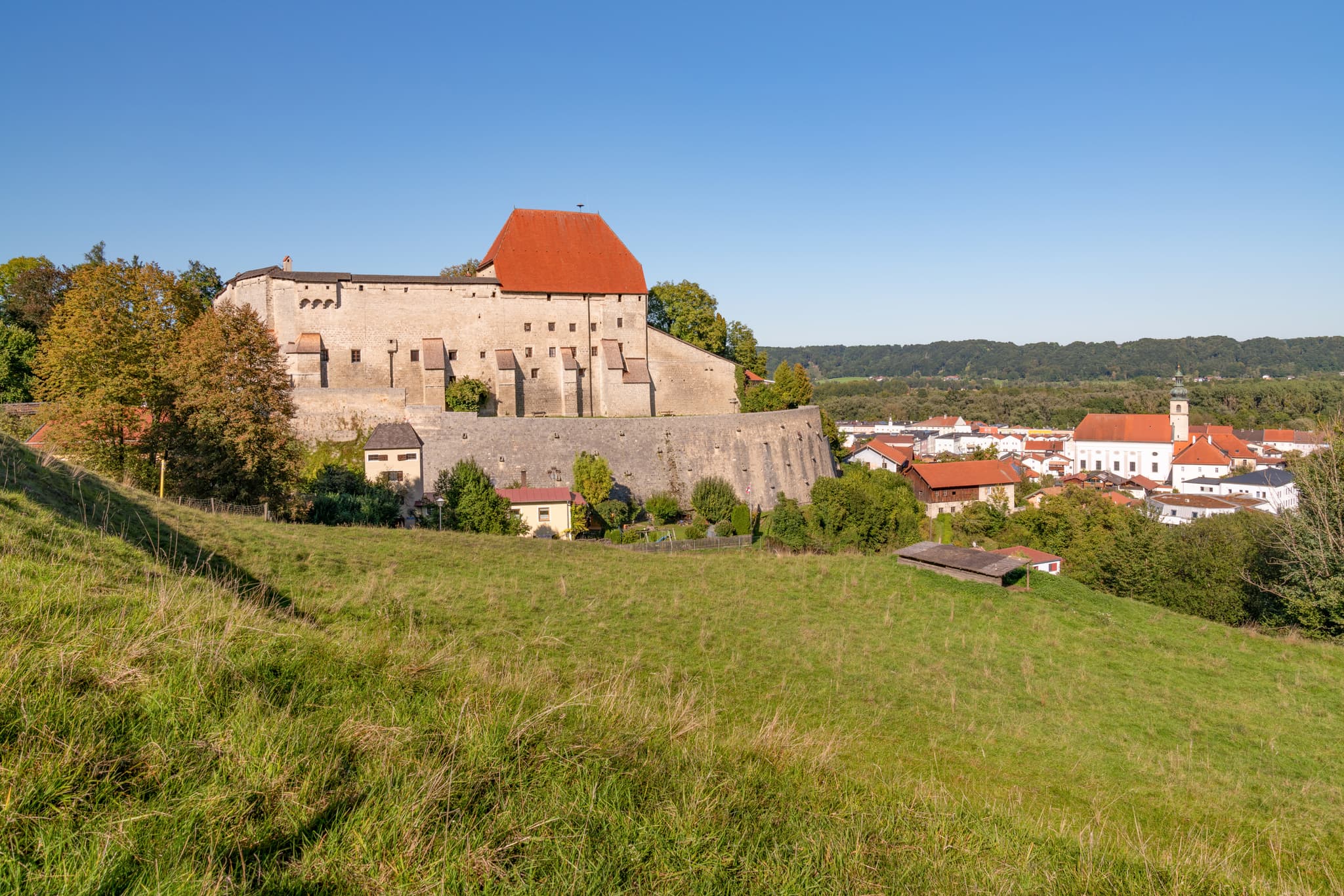HBurg in Tittmoning, Landkreis Traunstein, Oberbayern, Deutschland. Das Bauwerk dominiert die Landschaft. Blick über die Stadt, grüne Wiesen im Chiemgau.