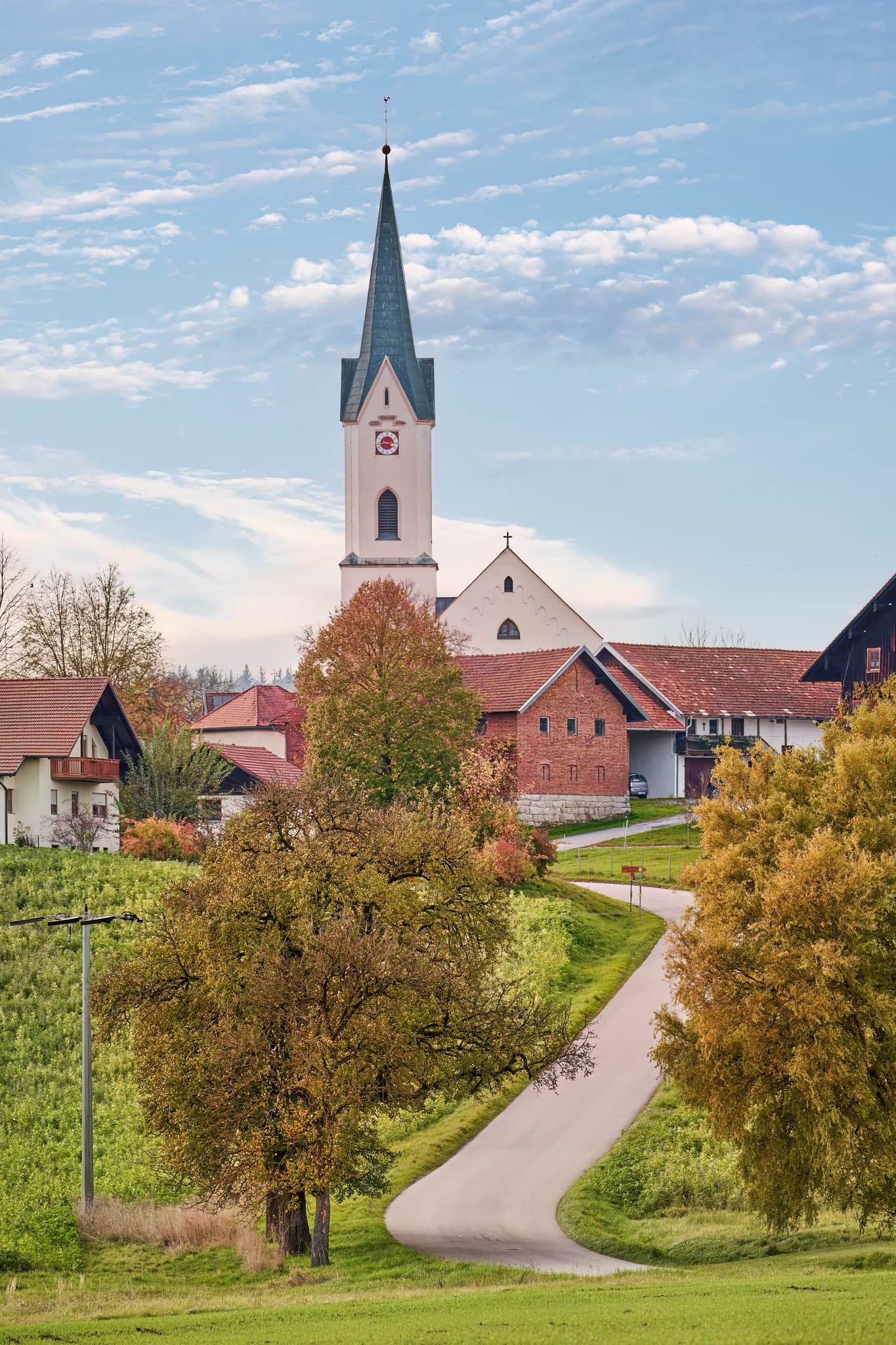Die malerische Kirche in Weng, Bad Griesbach, Landkreis Passau, Niederbayern, Bäderdreieck. Herbstaufnahme aus Deutschland mit Landkirche und Weg.