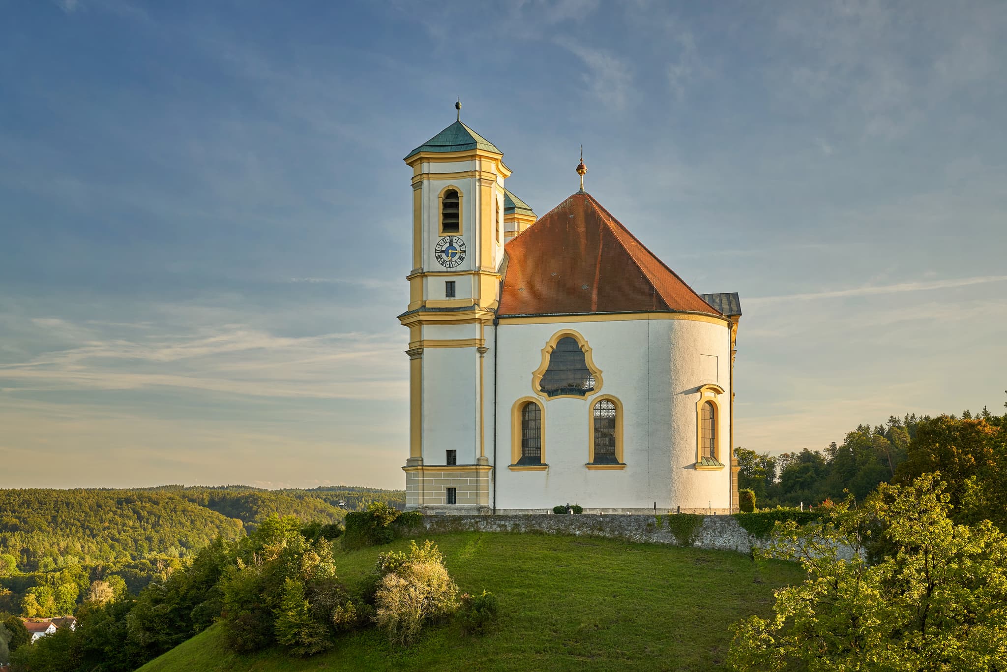 Die Marienkirche auf dem Marienberg bei Burghausen in Oberbayern, Region Inn-Salzach, Deutschland, ist ein eindrucksvolles Beispiel sakraler Architektur.