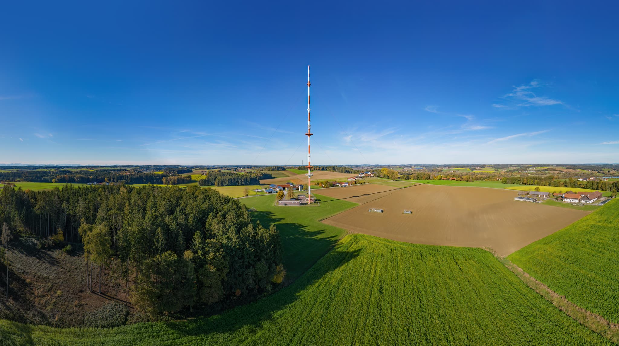Panoramaansicht des Funkturms in Rottenstuben bei Hebertsfelden. Die weite Landschaft zeigt Felder und Wälder im Landkreis Rottal-Inn, Niederbayern, Holzland.